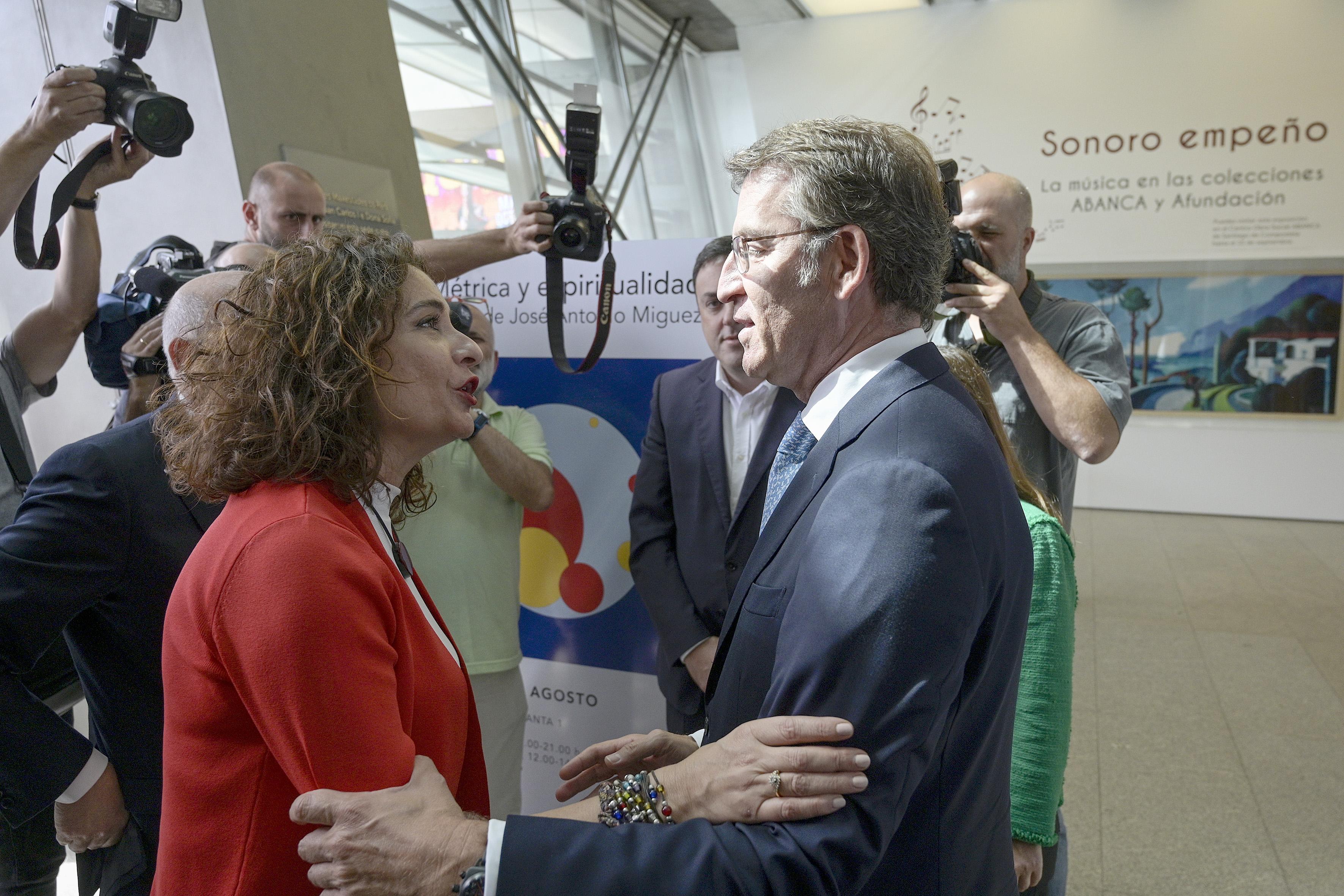 La ministra de Hacienda en funciones María Jesús Montero y %0ael presidente de la Xunta de Galicia Alberto Núñez Feijóo se saludan a su llegada a la presentación del Anuario 2019 en la sede 