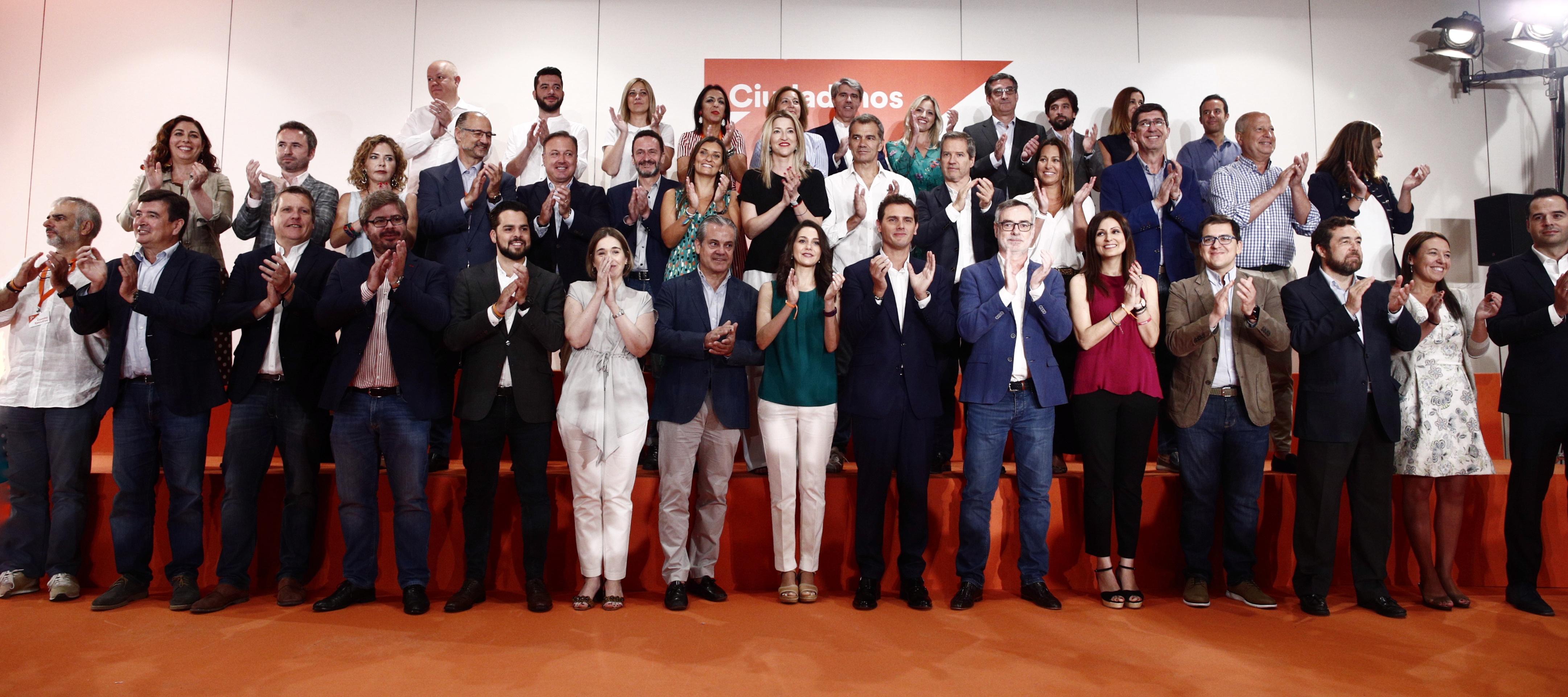 El presidente de Ciudadanos Albert Rivera aplaude con miembros de su equipo tras la reunión extraordinaria del Consejo General de Ciudadanos