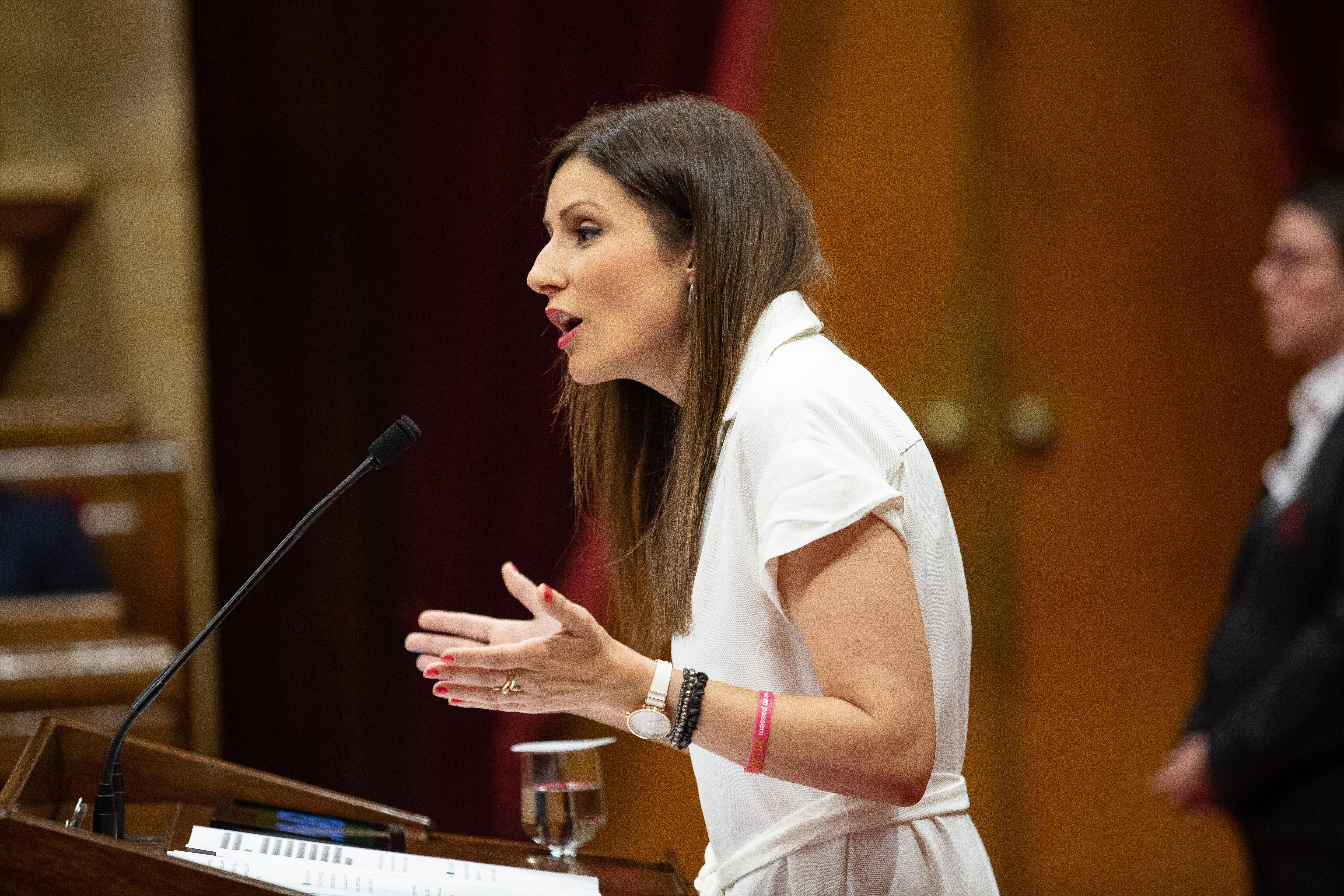 La portavoz de Ciudadanos en el Parlament Lorena Roldán durante su intervención en una sesión del pleno del Parlament de Catalunya 