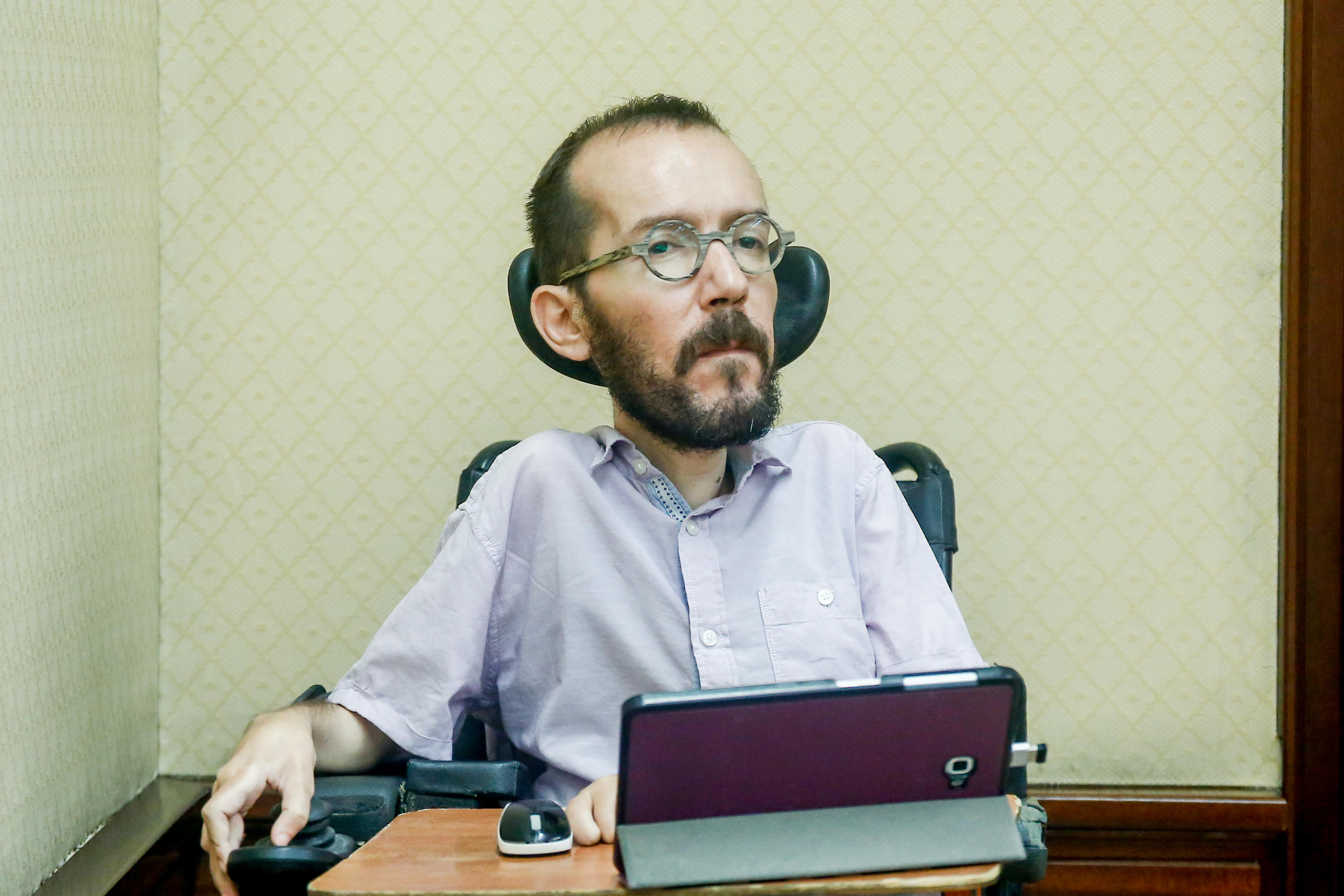 El secretario de Acción de Gobierno de Podemos Pablo Echenique durante a la reunión con representes de asociaciones del mundo científico que reivindican el impulso del sistema de I+D español-Europa Press