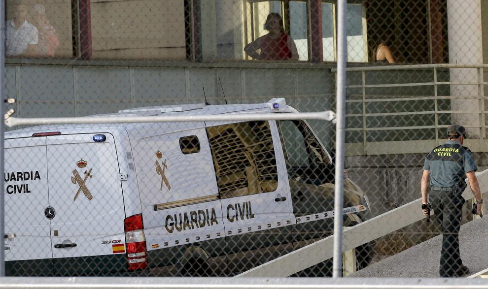 El Gobierno renueva los contratos privados para la seguridad en las cárceles Furgoneta-de-la-guardia-civil-en-una-carcel-efe-archivo