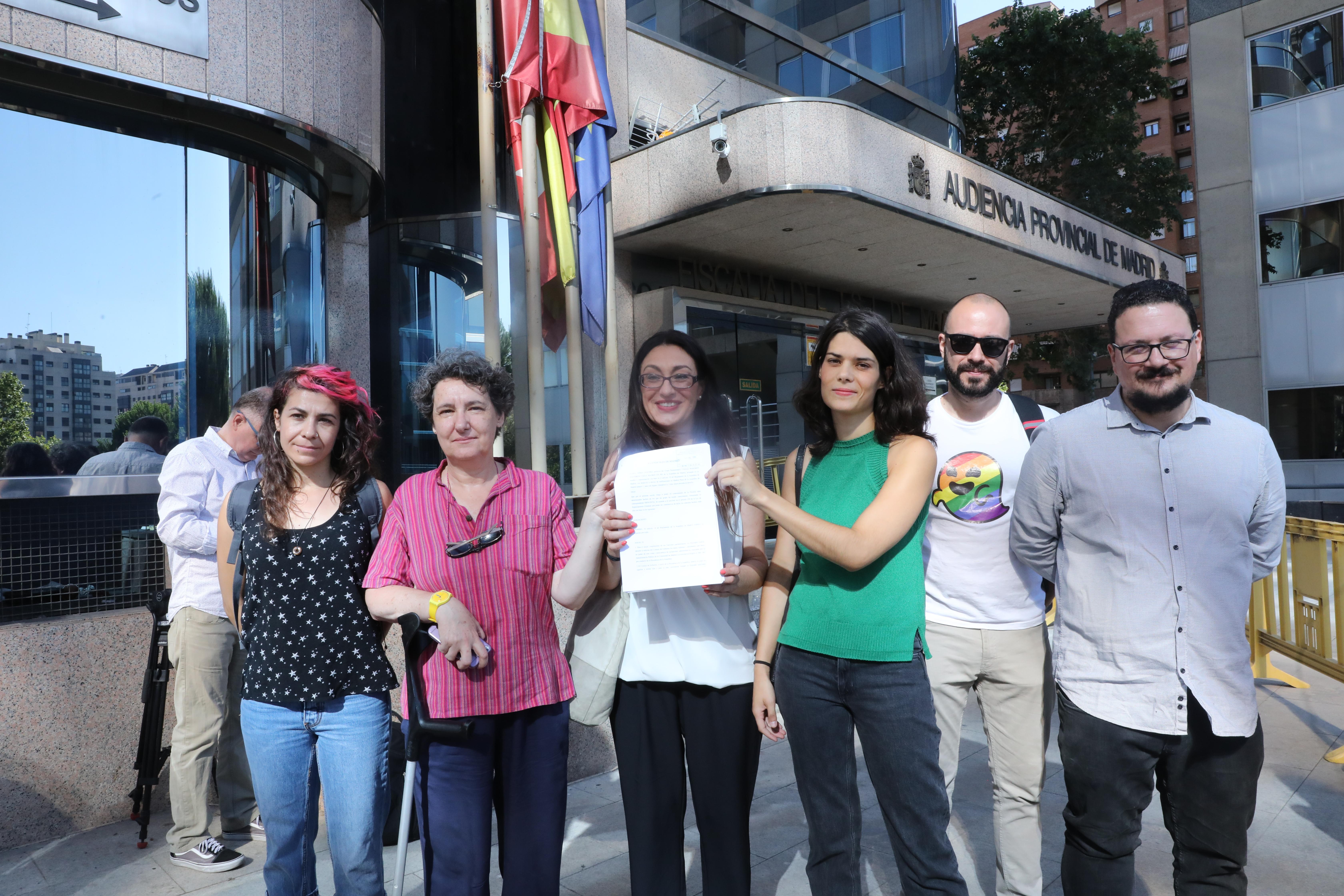 EuropaPress 2270978 La número 2 de Unidas Podemos IU Madrid en Pie en la Asamblea de Madrid Sol Sánchez (3i) y la portavoz de Unidas Podemos en la Asamblea de Madrid Isabel Serra (4i) enseñan la denuncia presentada