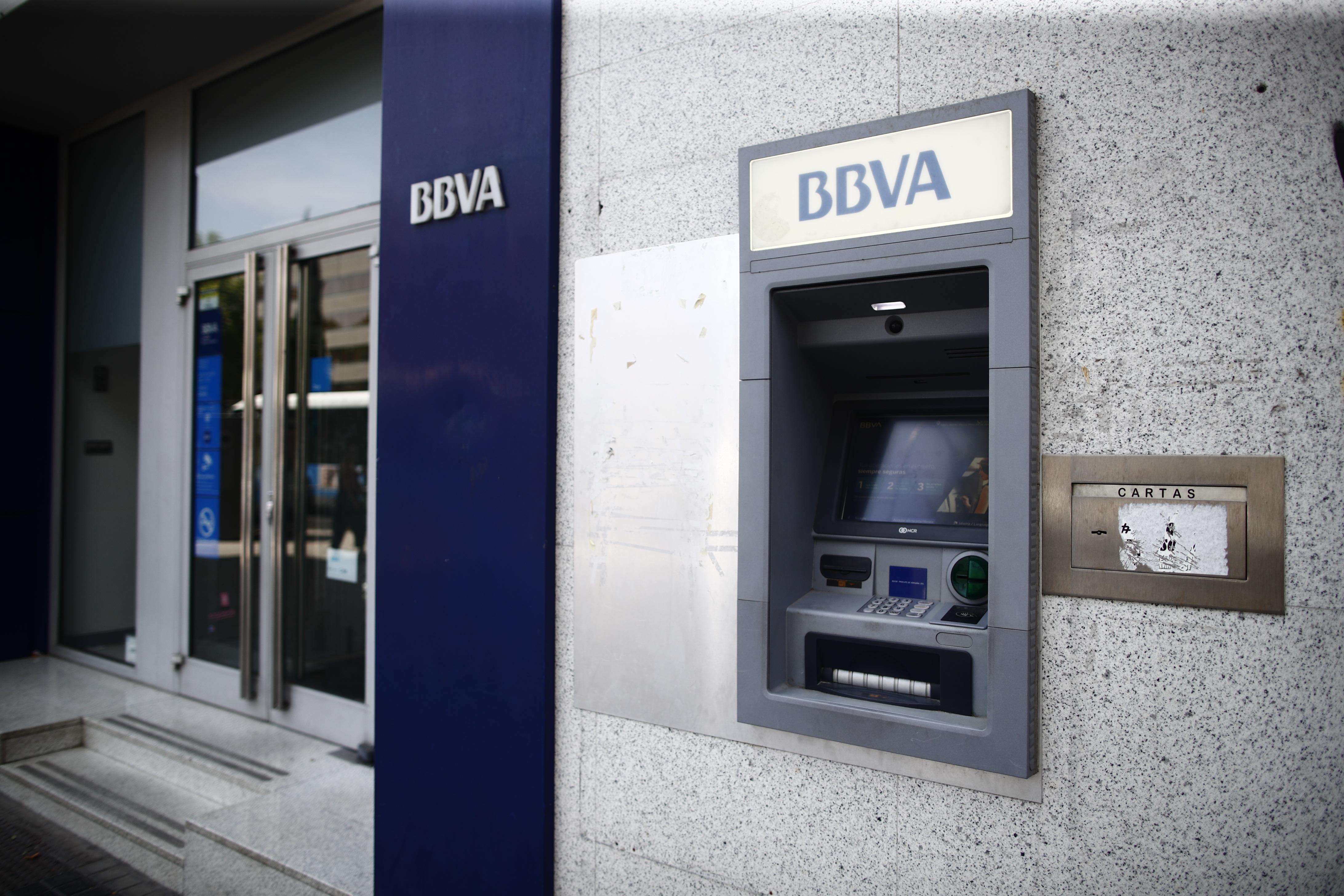 EuropaPress 2276451 Imagen de un cajero del BBVA en Madrid 