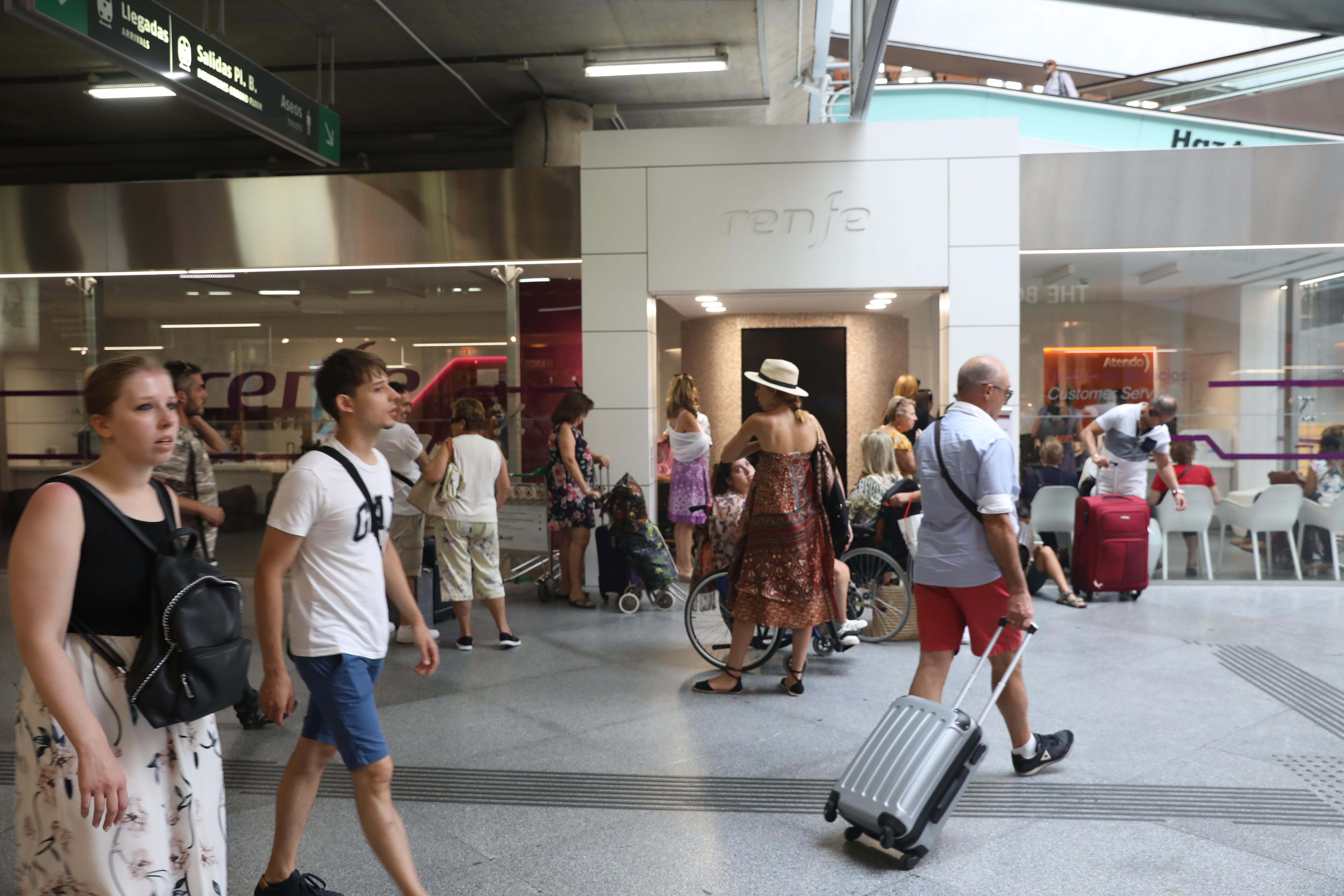 Imagen con turistas llegados en Renfe