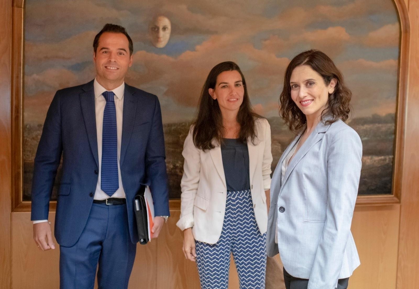 Los líderes de Cs y Vox en la Comunidad de Madrid Ignacio Aguado y Rocío Monasterio  junto a la presidenta de la Comunidad de Madrid Isabel Díaz Ayuso. EP