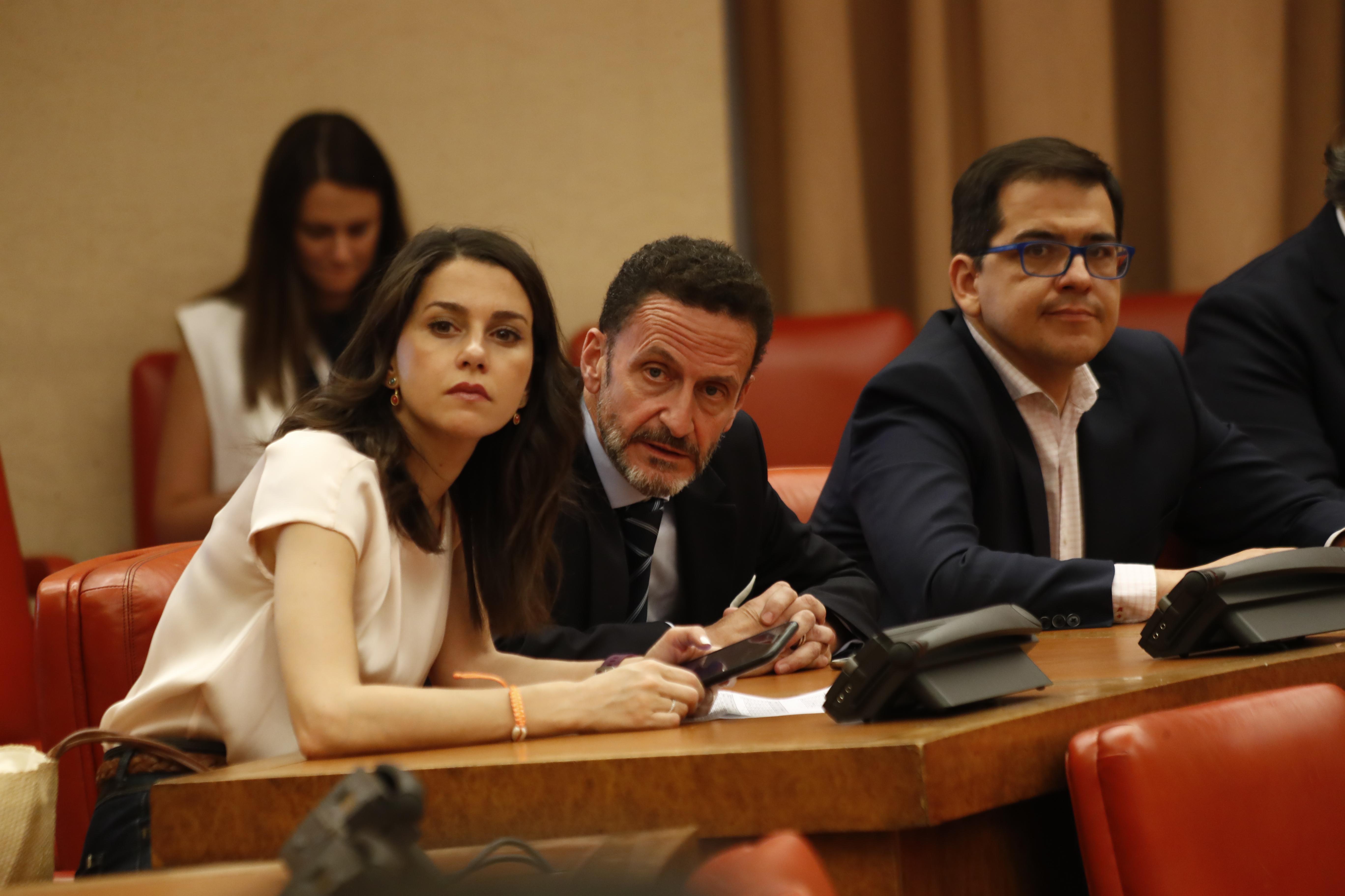 Los portavoces de Ciudadanos en el Congreso Inés Arrimadas y Edmundo Bal y el secretario de Acción Institucional José María Espejo Saavedra durante la constitución de Comisiones