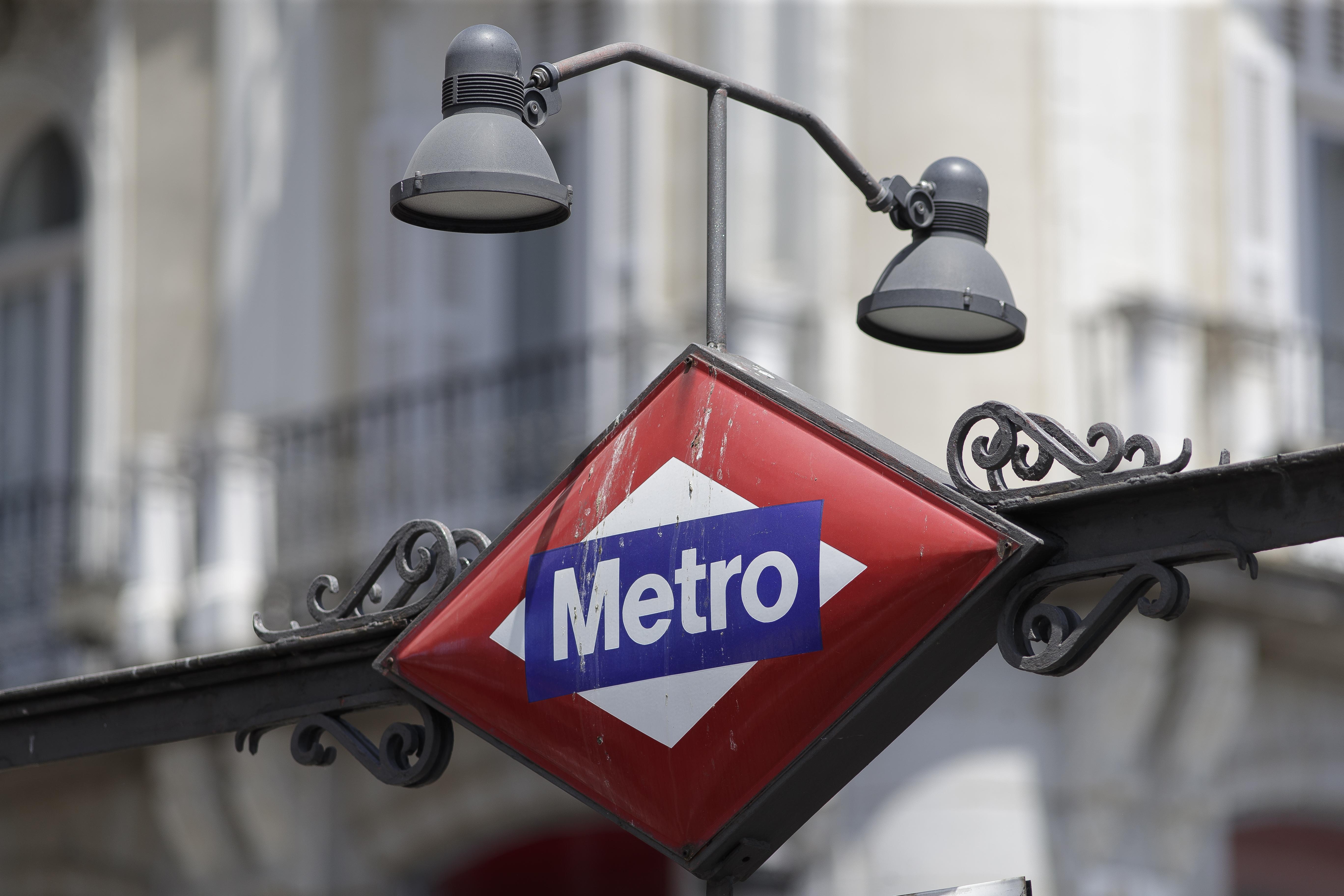 Cartel del metro de Madrid en una estación de la capital-Europa Press