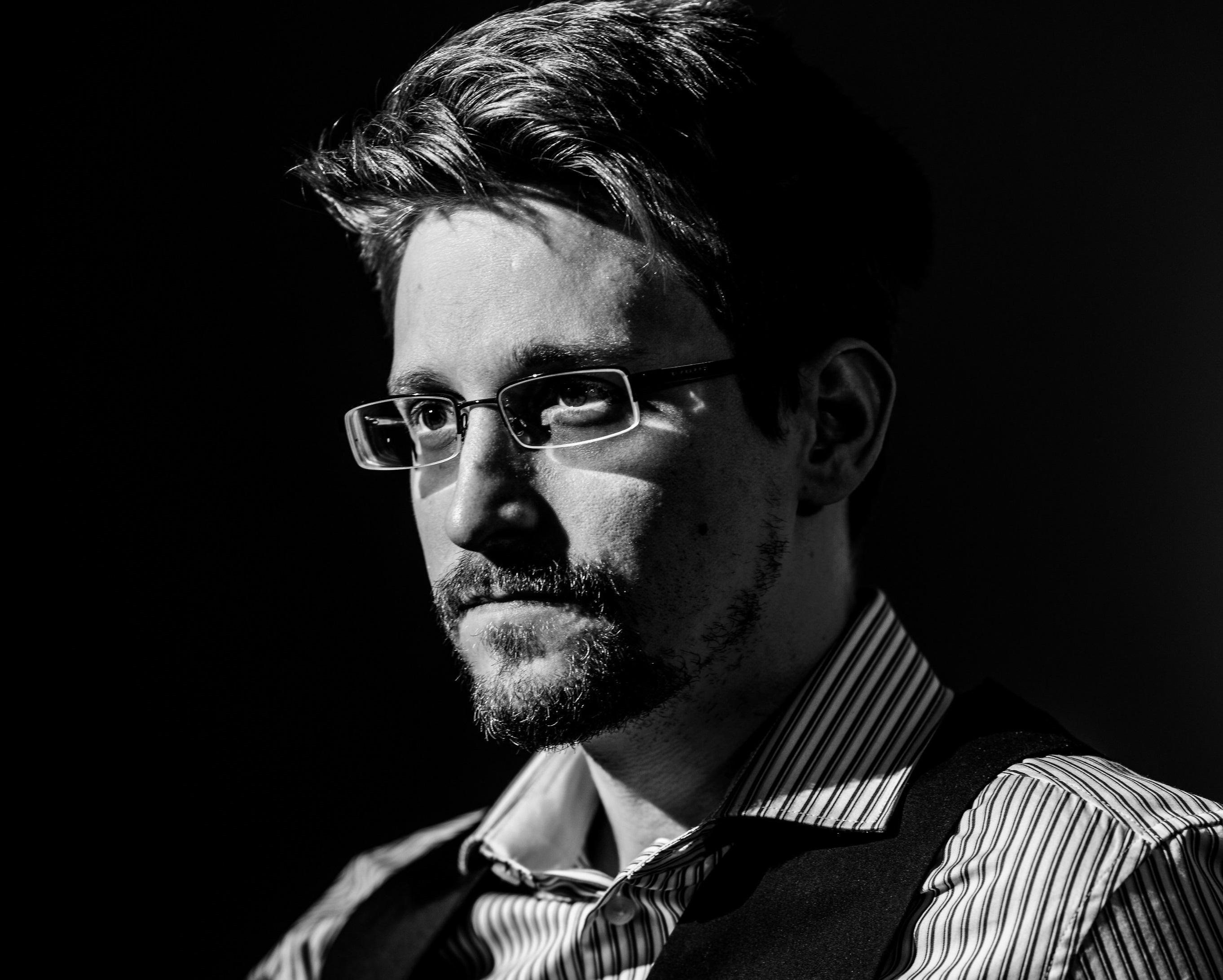 Edward Snowden es uno de los hombres más buscados del mundo