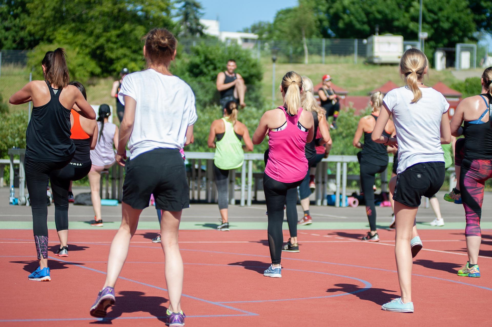 Un grupo de personas haciendo zumba. Fuente: Pixabay.