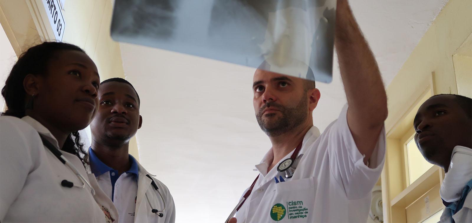 Especialistas en tuberculosis, en el Hospital de Manhiça, Mozambique. (ISGlobal)
