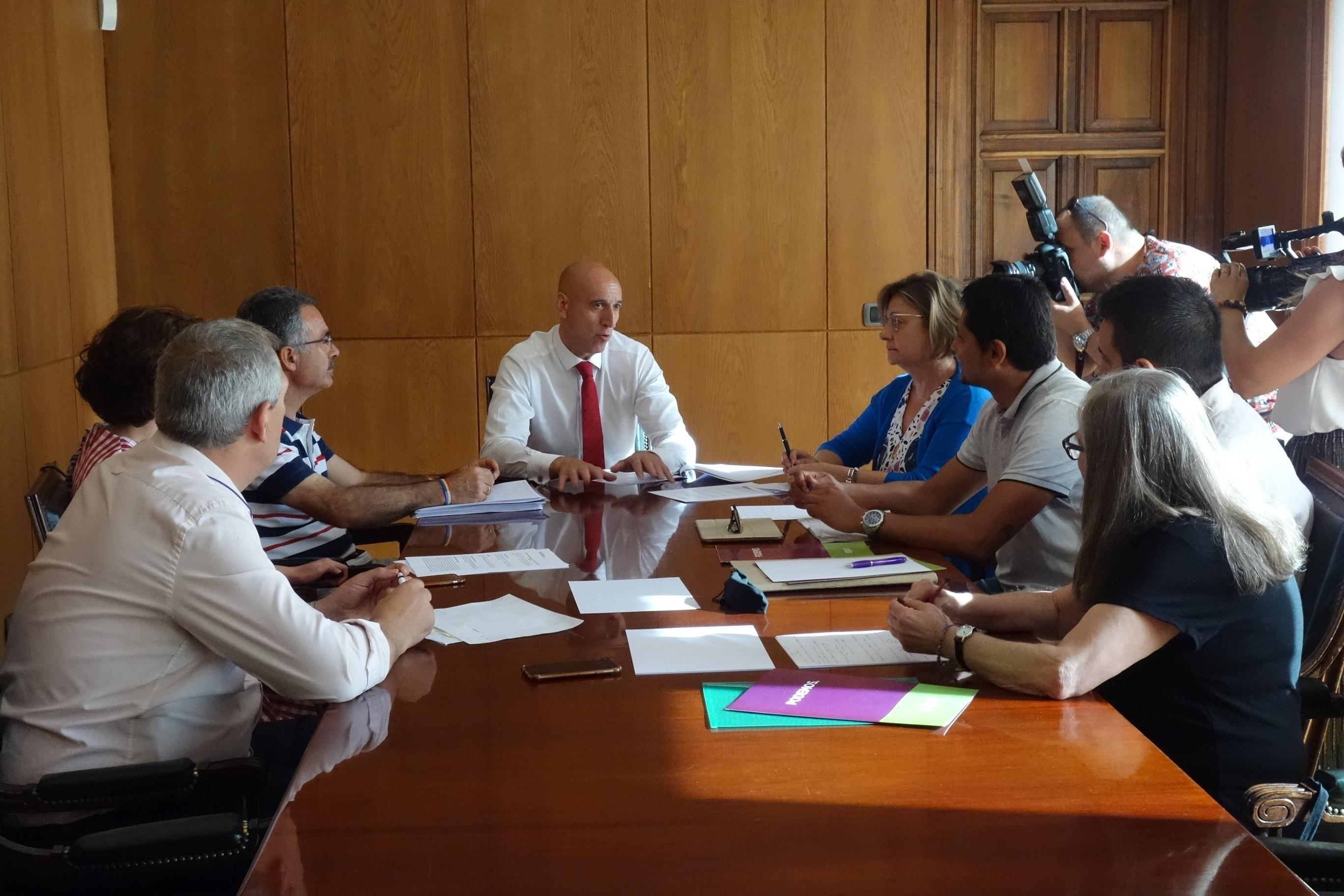 El alcalde de León José Antonio Diez y miembros de la corporación se reúnen con representantes de Podemos Equo y su concejal en el Consistorio Nicanor Pastrana. EP