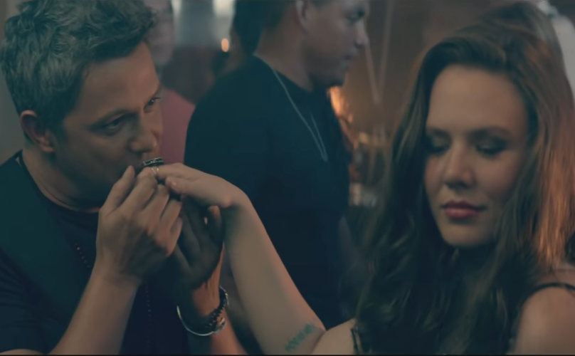 Imagen del videoclip de la canción 'No soy una de esas' de Alejandro Sanz y Jesse & Joy. Youtube