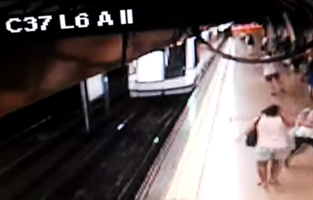 Imagen del vídeo de la agresión que se ha producido en el metro de Madrid. 