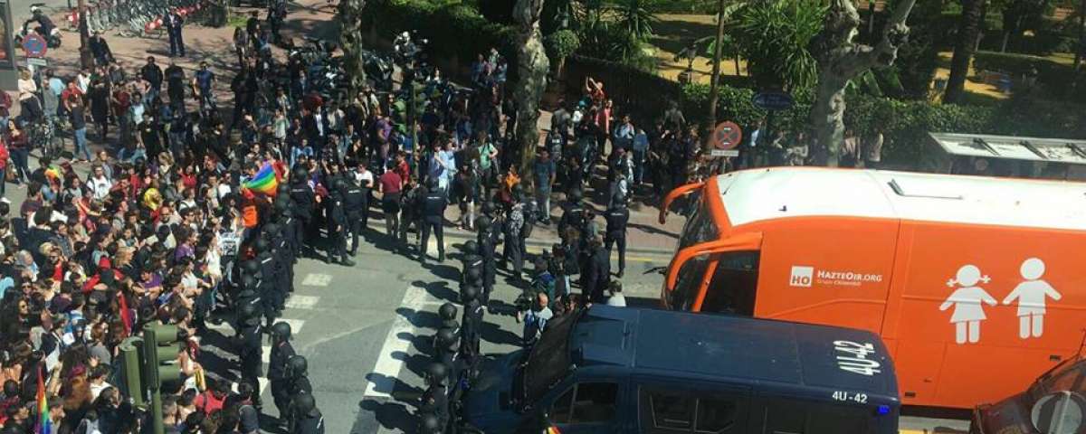 Un cordón de policías protege el autobús de Hazte Oír de los manifestantes.