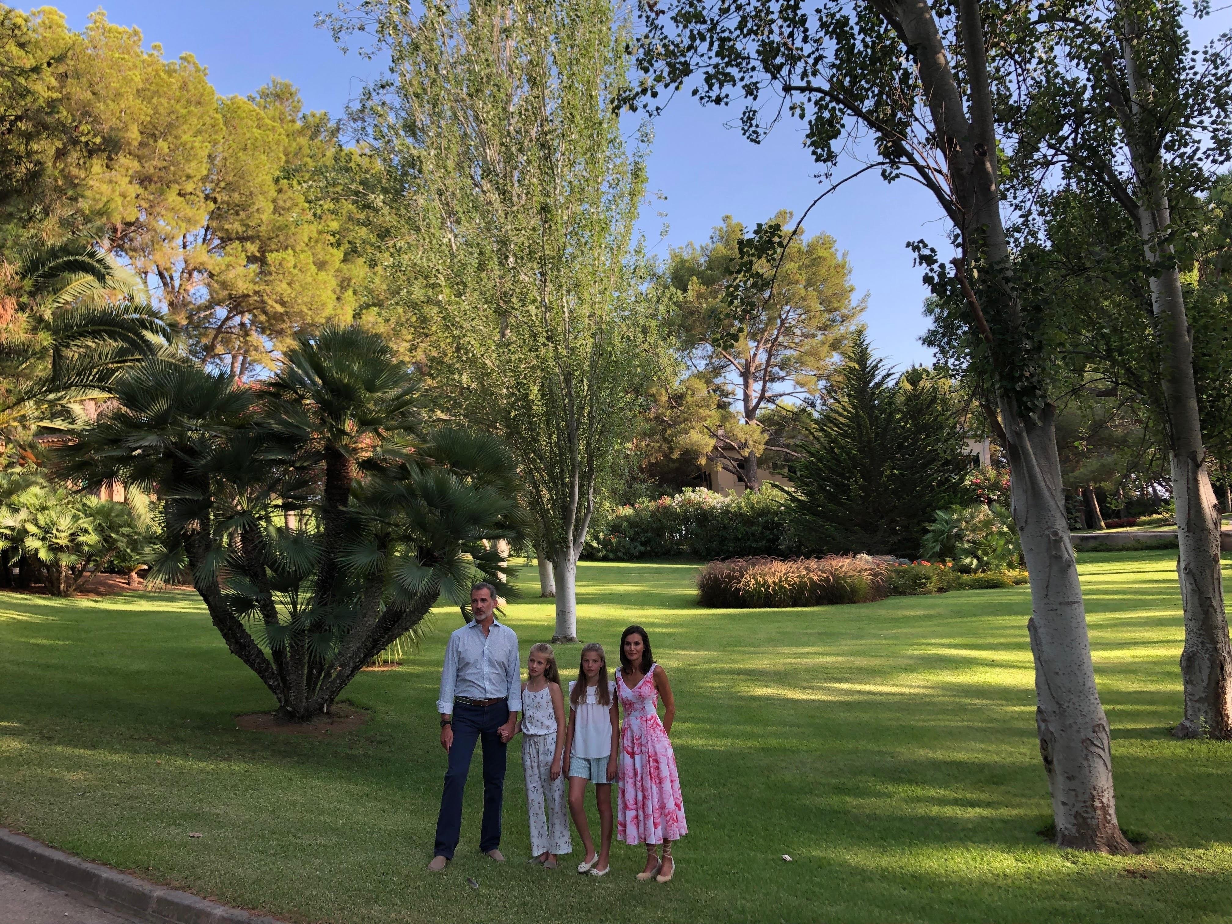 El Rey Felipe VI junto a sus hijas la Princesa Leonor y la Infanta Sofía y la Reina Letizia posan en el Palacio de Marivent 