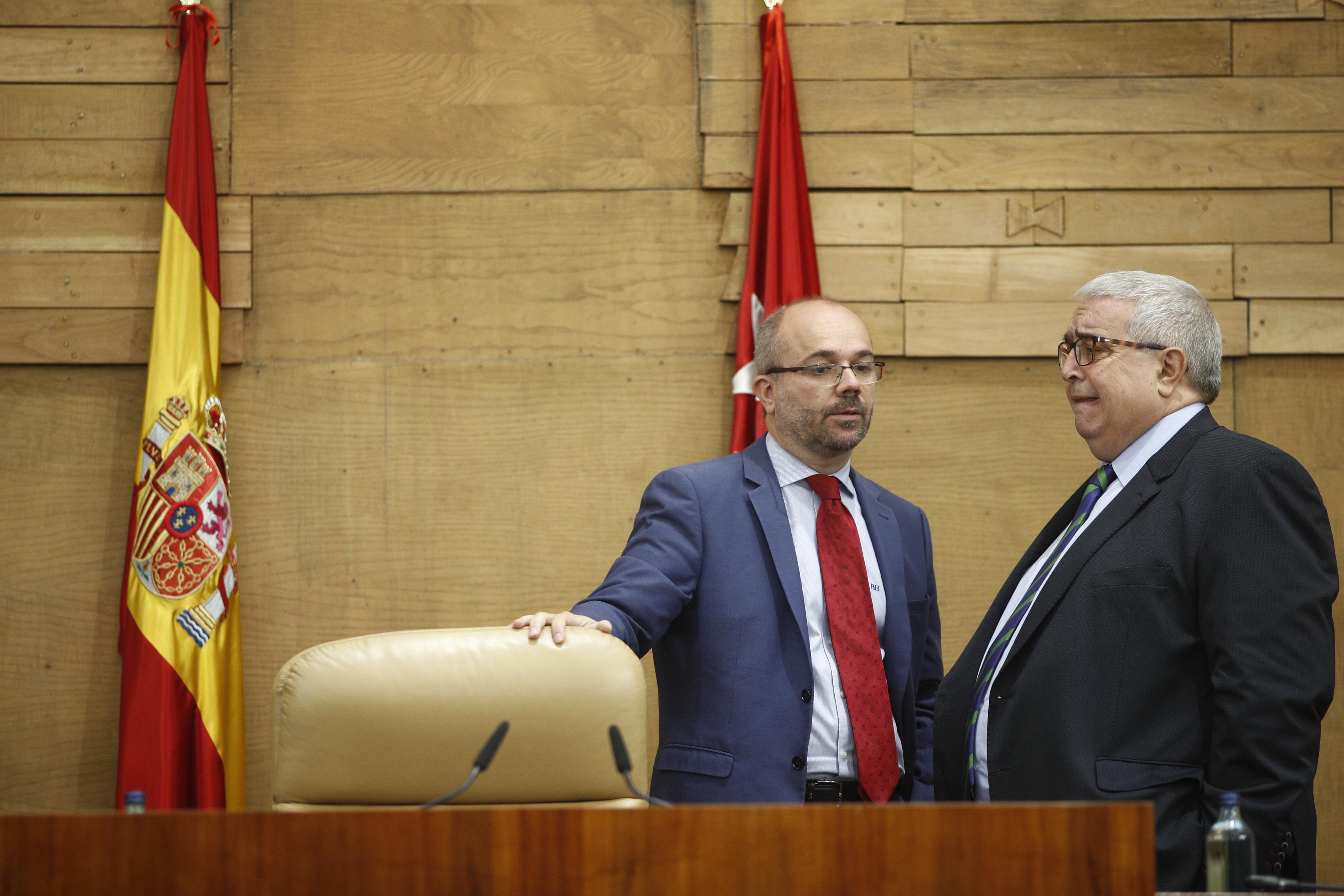 El presidente de la Asamblea de Madrid, Juan Trinidad y el diputado del PSOE y vicepresidente segundo de la Asamblea, Diego Cruz.