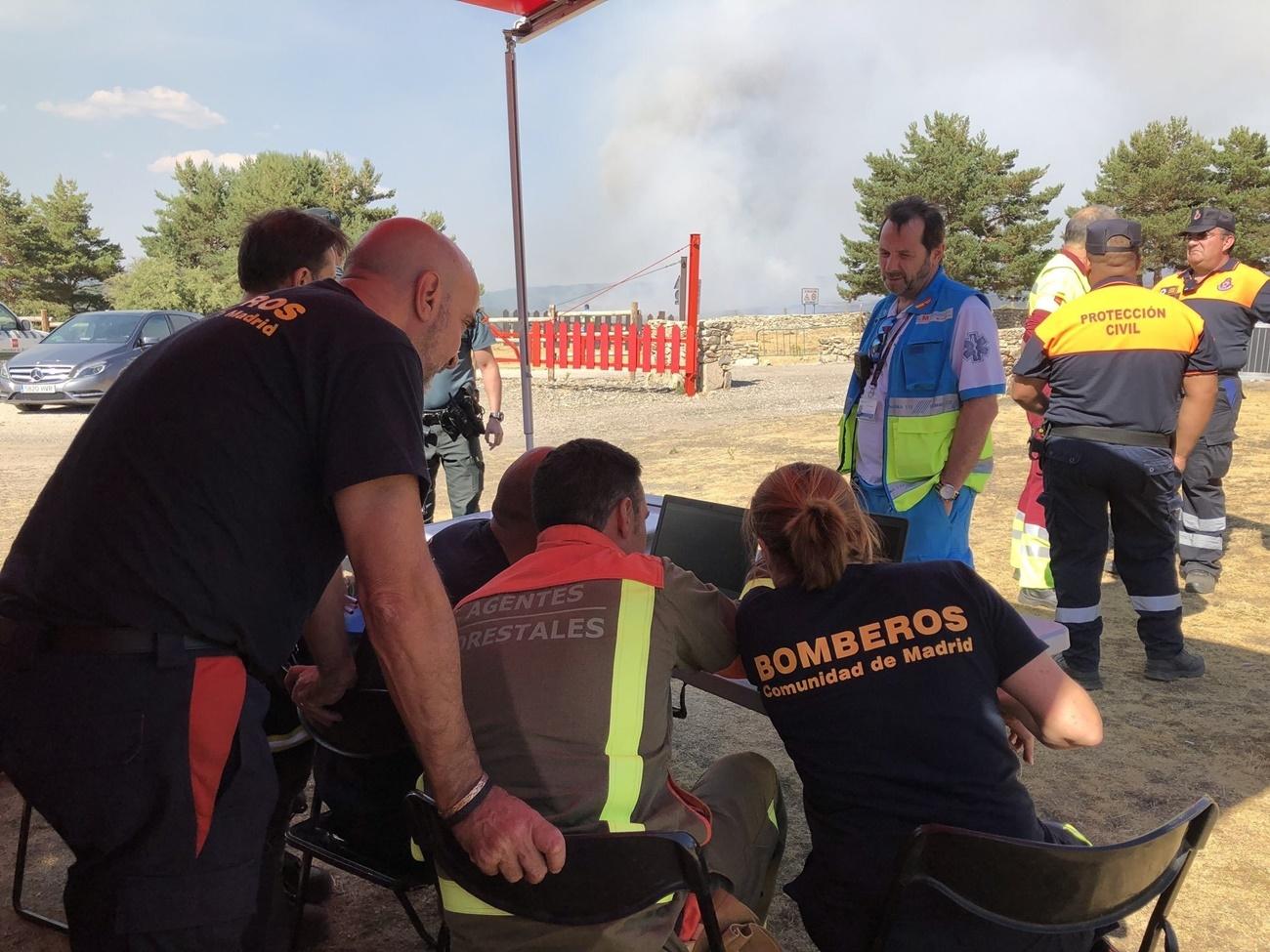 Los efectivos tratan de impedir que el fuego llegue al Parque Nacional de Guadarrama.