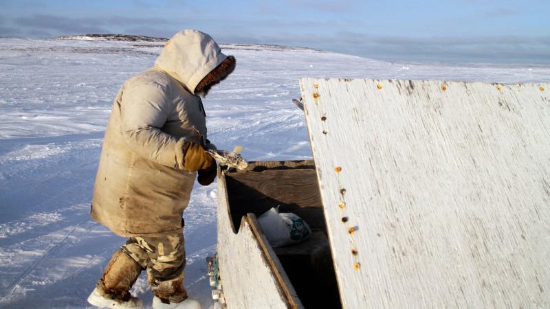 pescador inuit en su trineo nunavut canada copy andoni canela