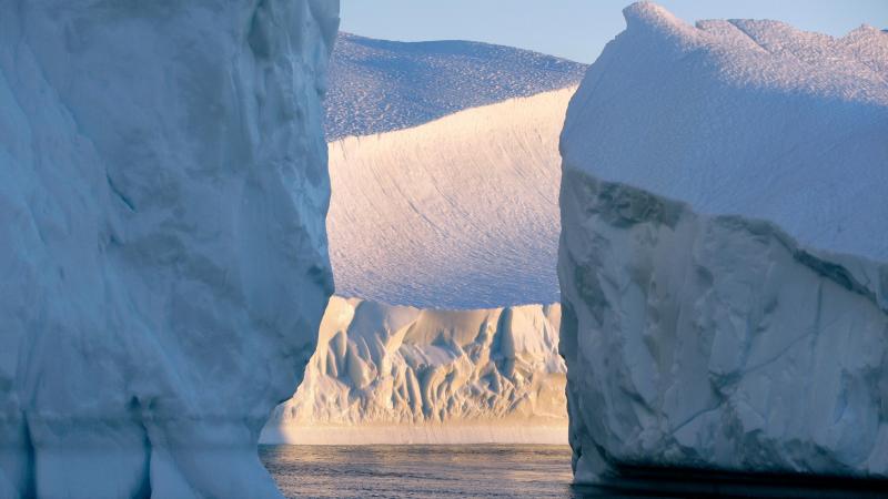icebergs cercanos al glaciar de jakobshavn groenlandia copy andoni canela