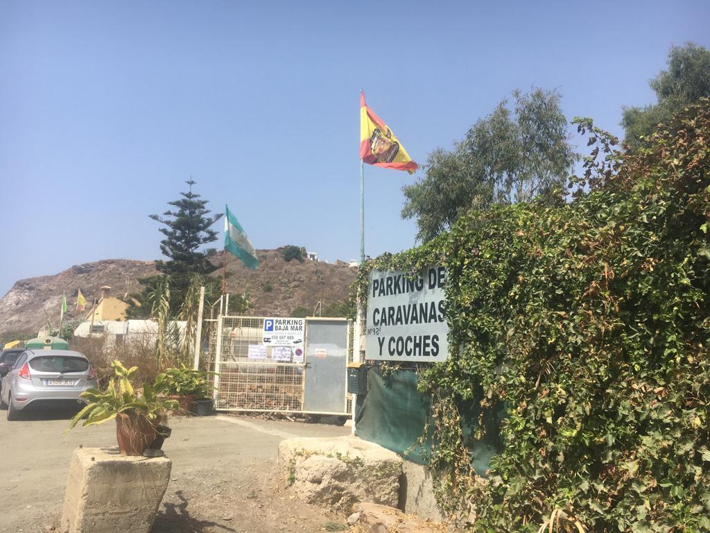 Bandera franquista ondeando a la entrada del aparcamiento 'Bajo Mar' de Almayate en Vélez-Málaga. 