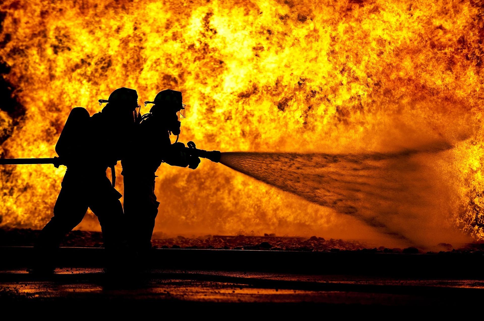 Dos bomberos luchan contra el fuego. Fuente: Pixabay.