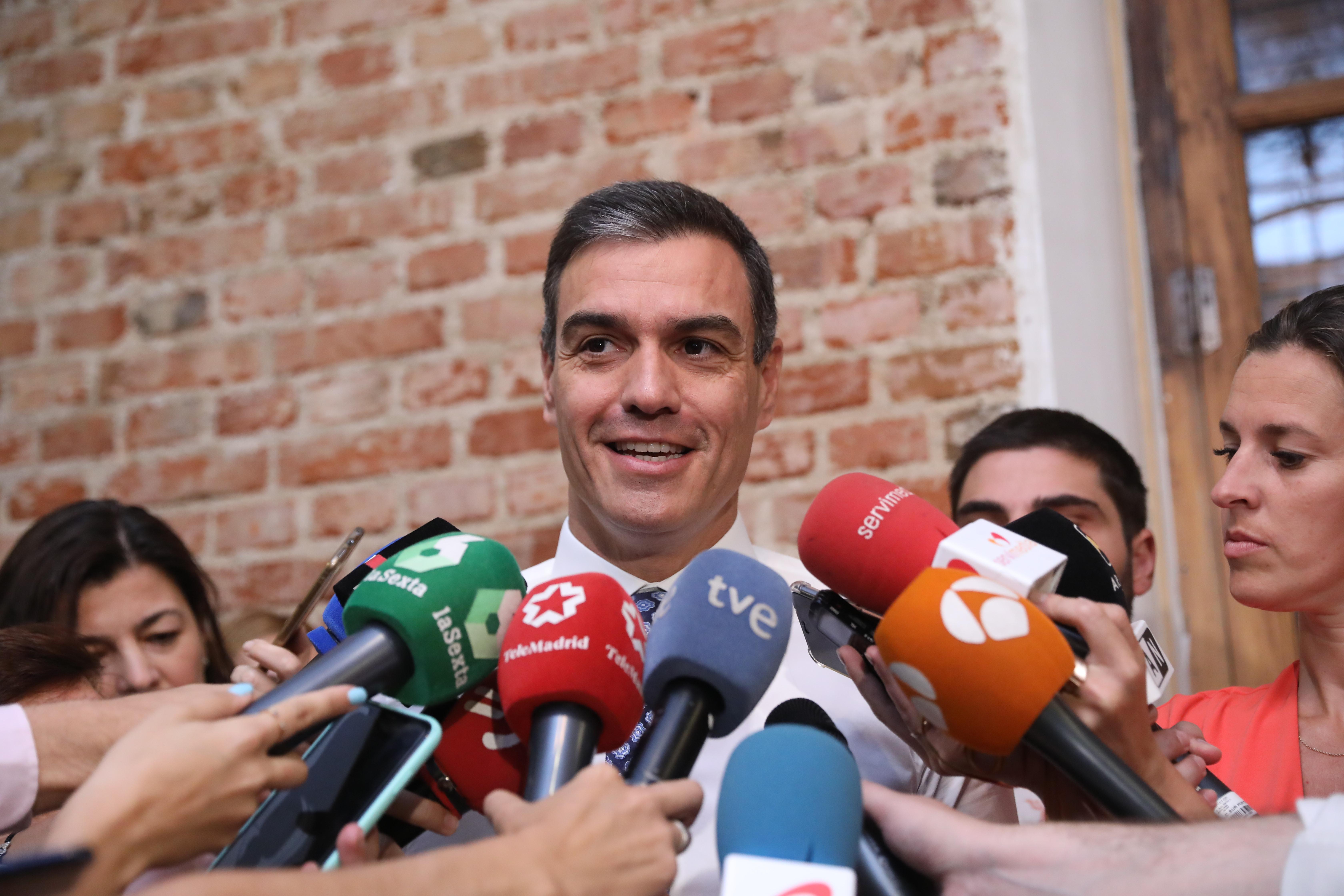 El presidente del Gobierno en funciones Pedro Sánchez atiende a los medios de comunicación tras la reunión con asociaciones de Igualdad en Madrid. EP