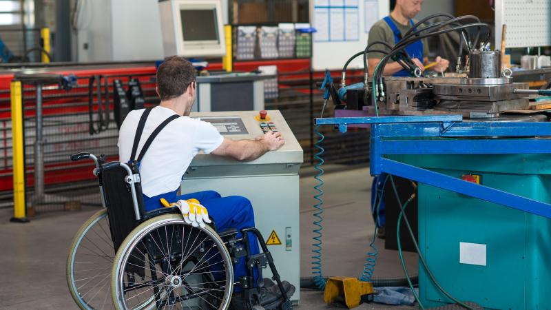 un empleado en su puesto de trabajo obtenido a traves del programa mas empleo de la caixa c shutterstock production peri