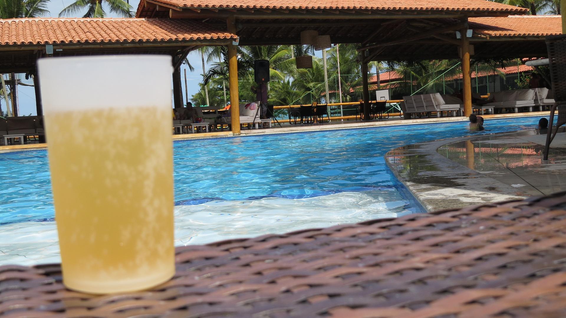 Un vaso de cerveza en una piscina. Fuente: Pixabay.