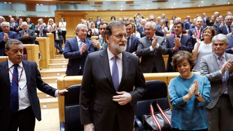 Mariano Rajoy es aplaudido a su llegada al pleno extraordinario del Senado que aprobó el 155.