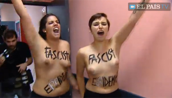 Dos activistas en 'topless' irrumpen en un acto de Esperanza Aguirre al grito de "fascist eppidemic" Dos activistas en 'topless' irrumpen en un acto de Esperanza Aguirre al grito de "fascist eppidemic"