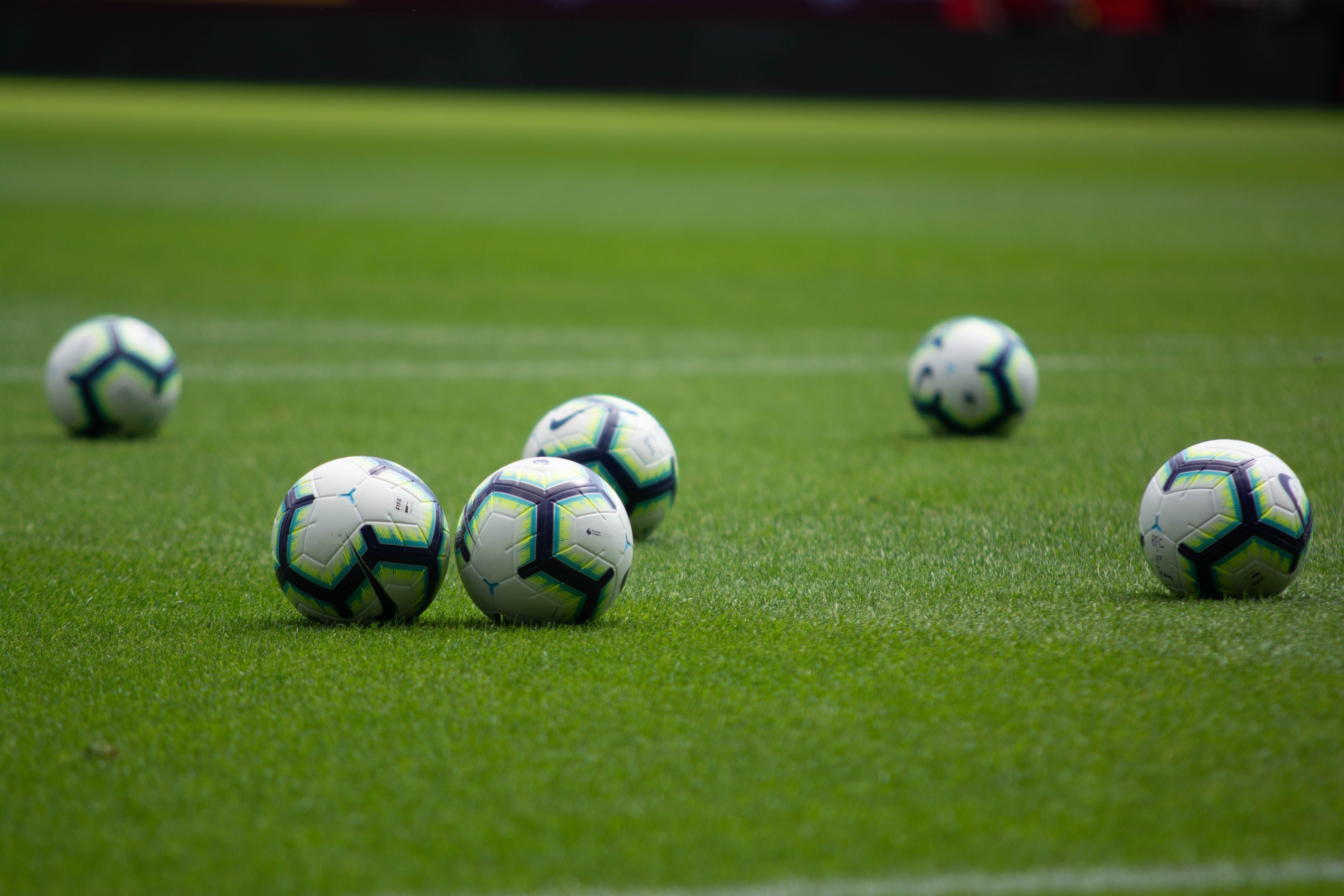 Pelotas en un campo de fútbol. Europa Press