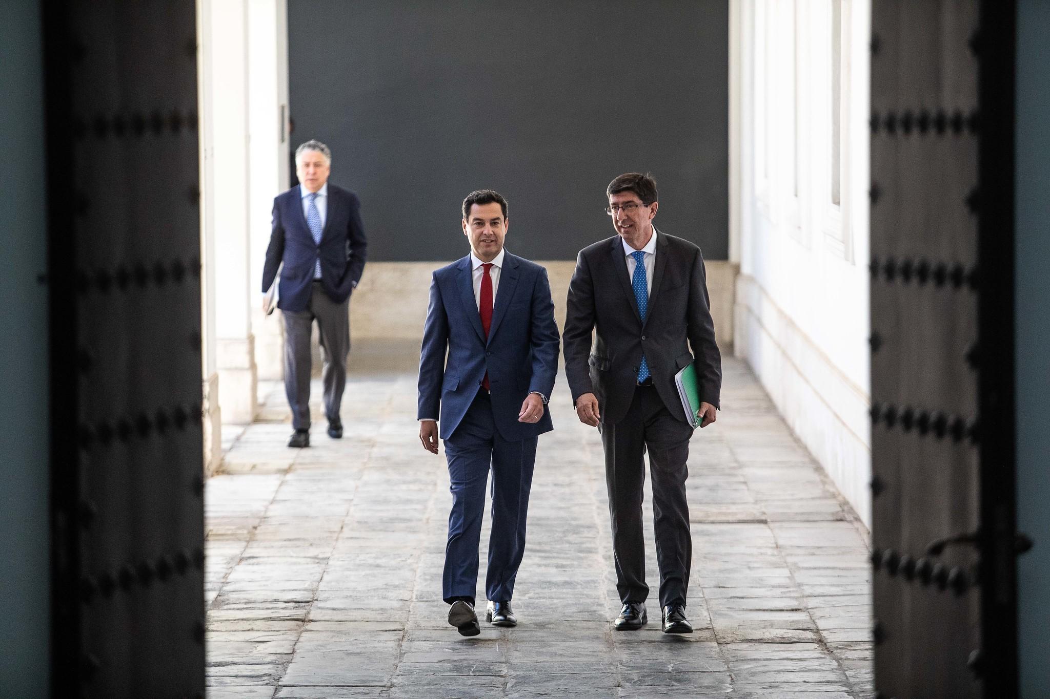 El presidente de la Junta de Andalucía Juanma Moreno (i) preside la reunión del Consejo de Gobierno y al término de la sesión comparece en rueda de prensa junto al vicepresidente de la Junta Jua