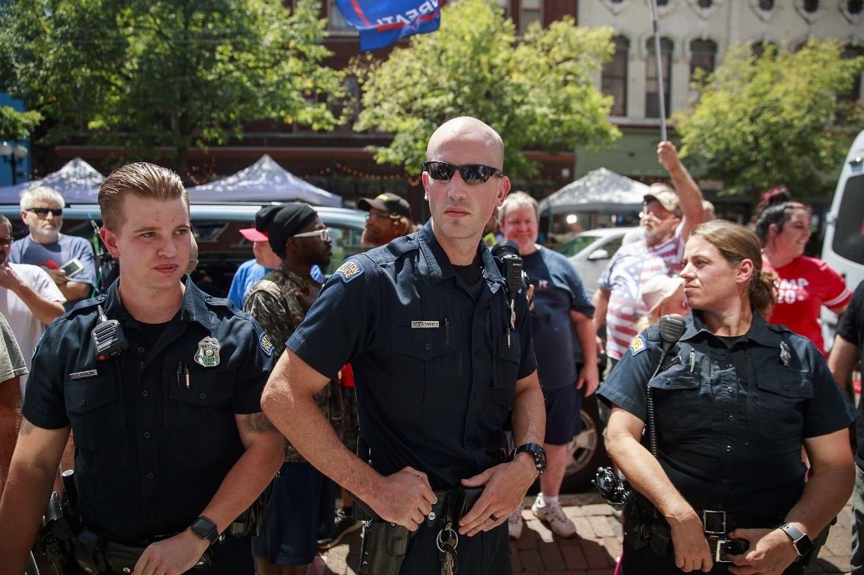 La Policía protege a Trump de los manifestantes en Dayton, Ohio