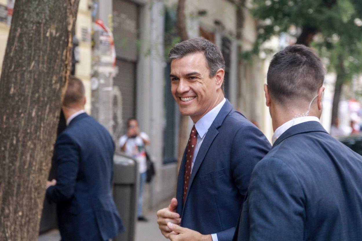 El secretario general del PSOE y presidente del Gobierno en funciones, Pedro Sánchez, llega a una reunión con colectivos de la Industria y el Turismo en el Espacio Muelle 36 de Madrid