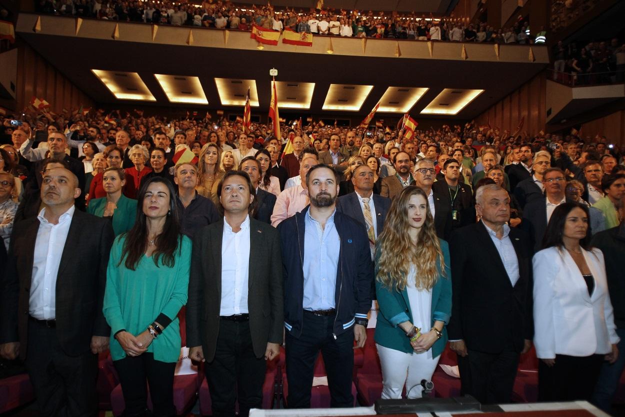 El líder de Vox en Baleares, Jorge Campos, el presidente de Vox, Santiago Abascal, y la candidata al Congreso por Baleares, Malena Contestí, en el acto electoral de VOX en el Auditorium de Palma de Mallorca
