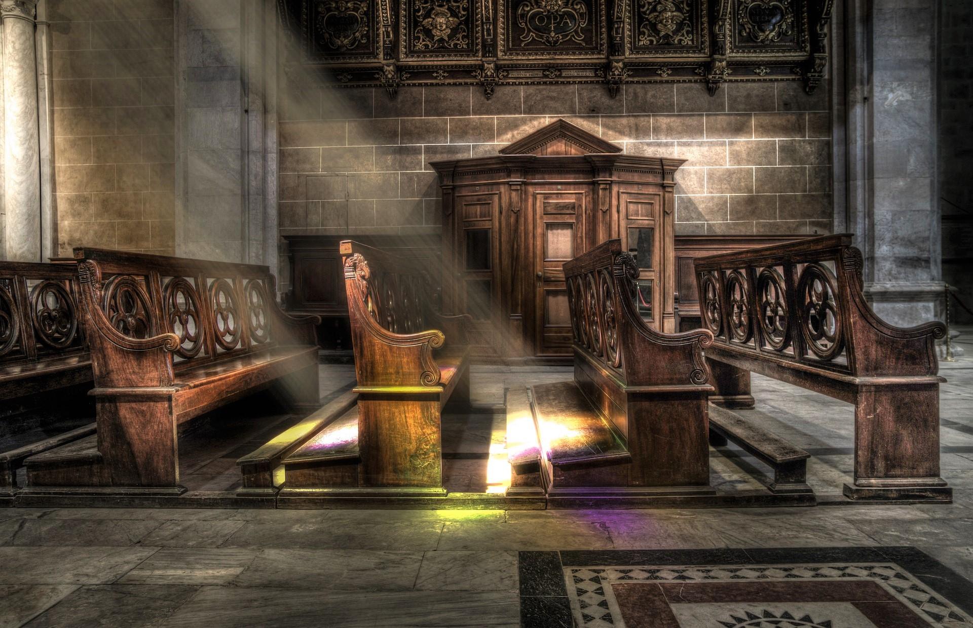 Iglesia católica vacía. Pixabay