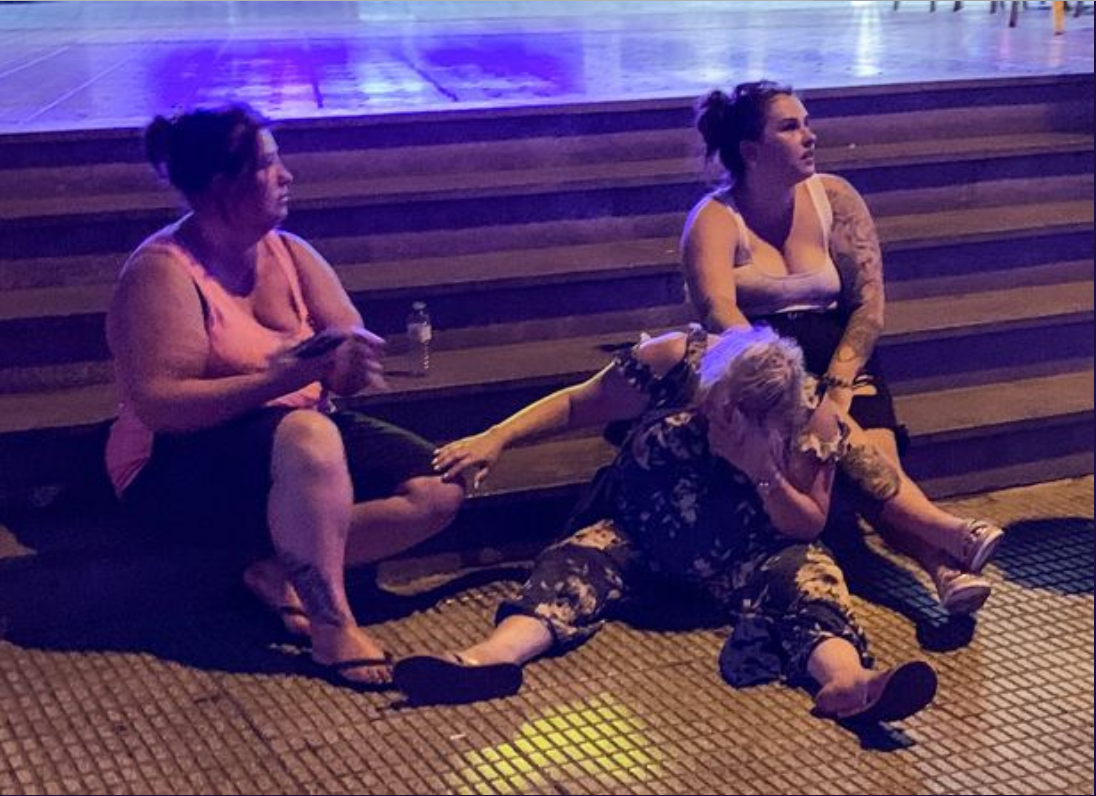Jubiladas británicas borrachas en el suelo de Benidorm. Twitter Daily Mirror