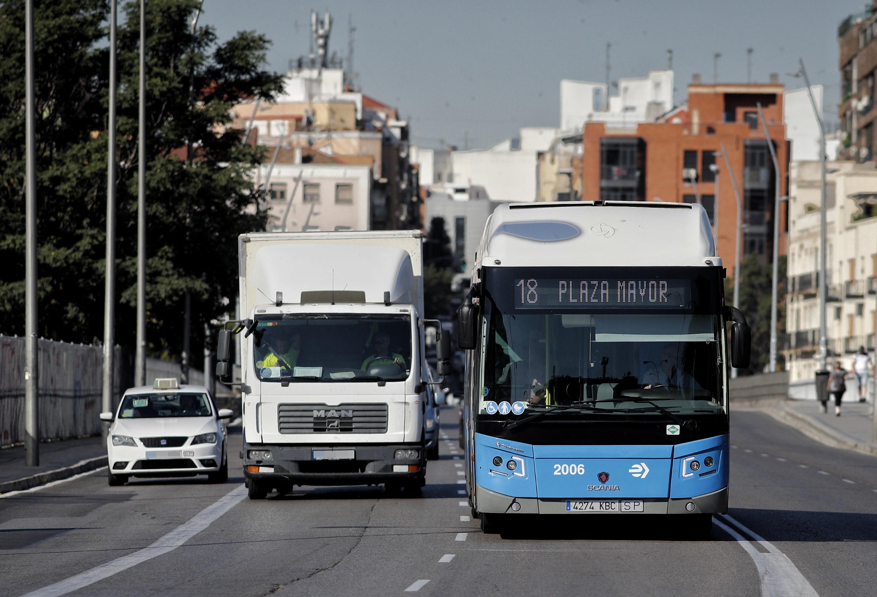 Un autobús de la EMT línea 18 circulando por Madrid. EP