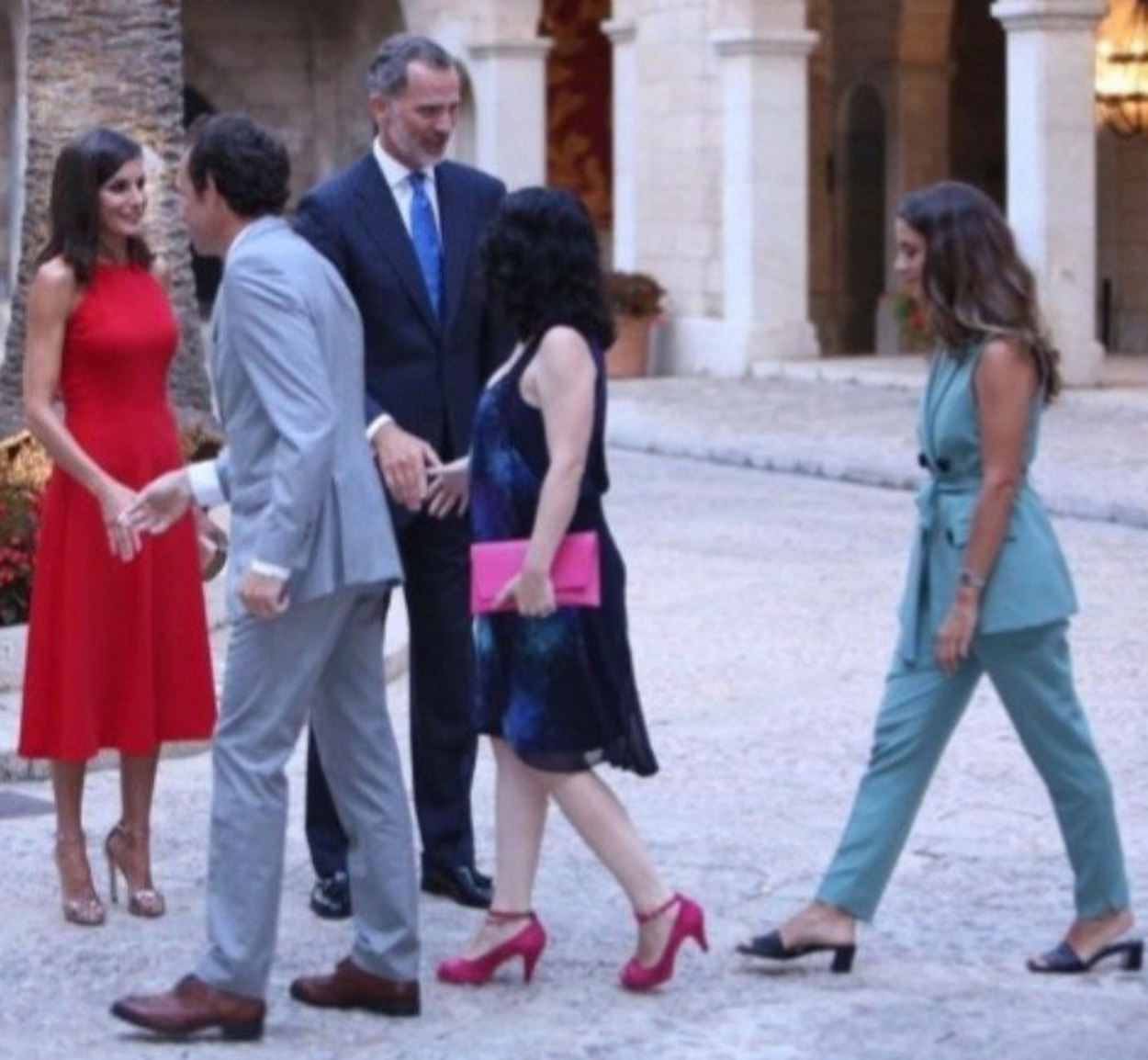 Imagen del saludo de la vicepresidenta del Parlmaent Balear con el rey Felipe VI