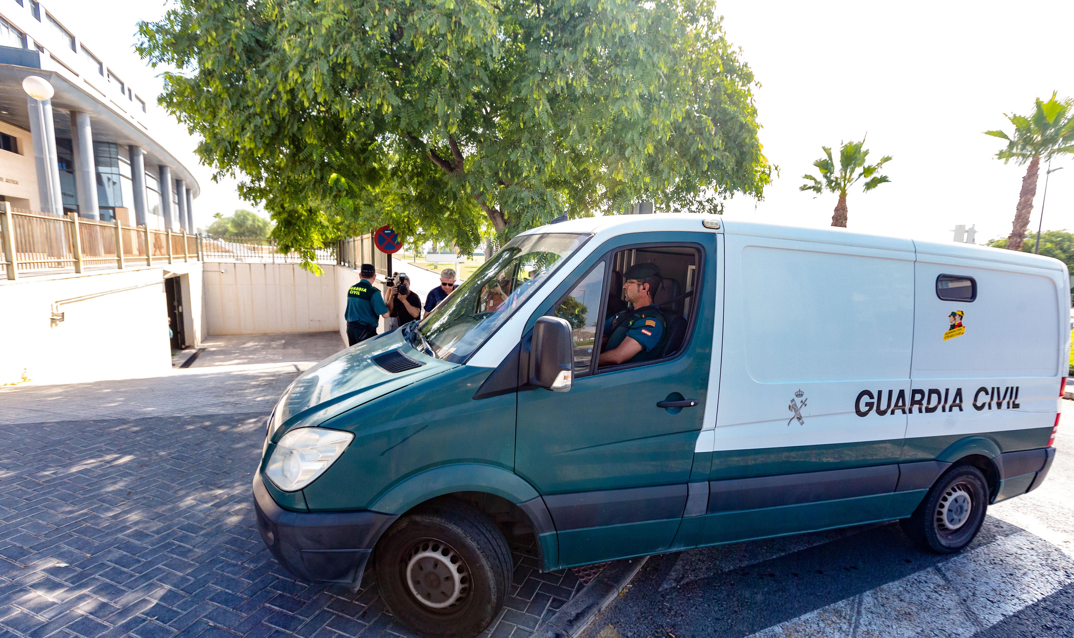 Agentes de la Guardia Civil llegan a los Juzgados de Benidorm trasladando desde el cuartel de Altea a los cinco jóvenes de entre 18 y 19 años conocidos como ‘la manada de Benidorm’-Europa Press