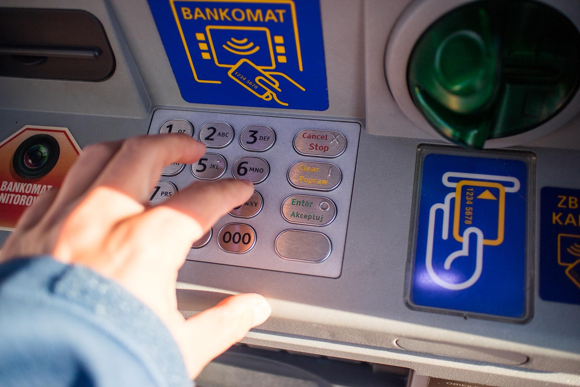 Una persona saca dinero de un cajero automático. Fuente: Pixabay.
