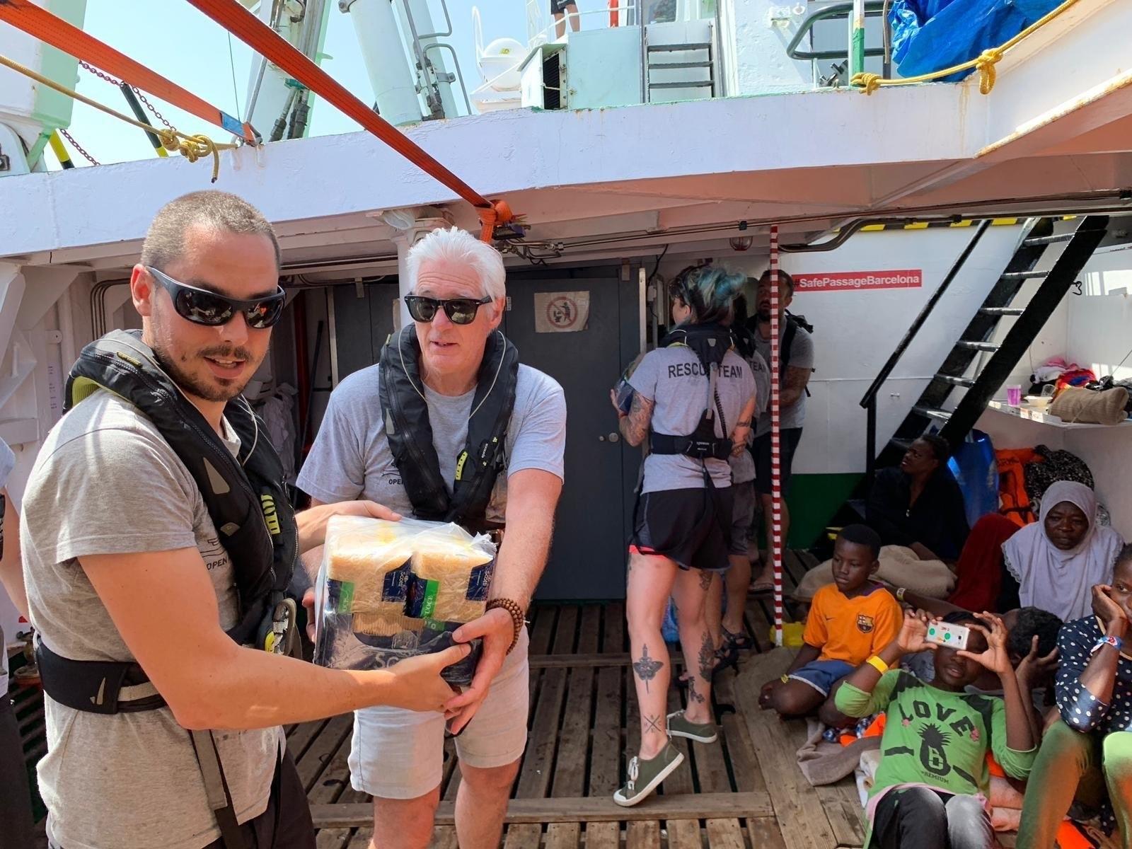 Richard Gere lleva alimentos al barco de Proactiva Open Arms. EP