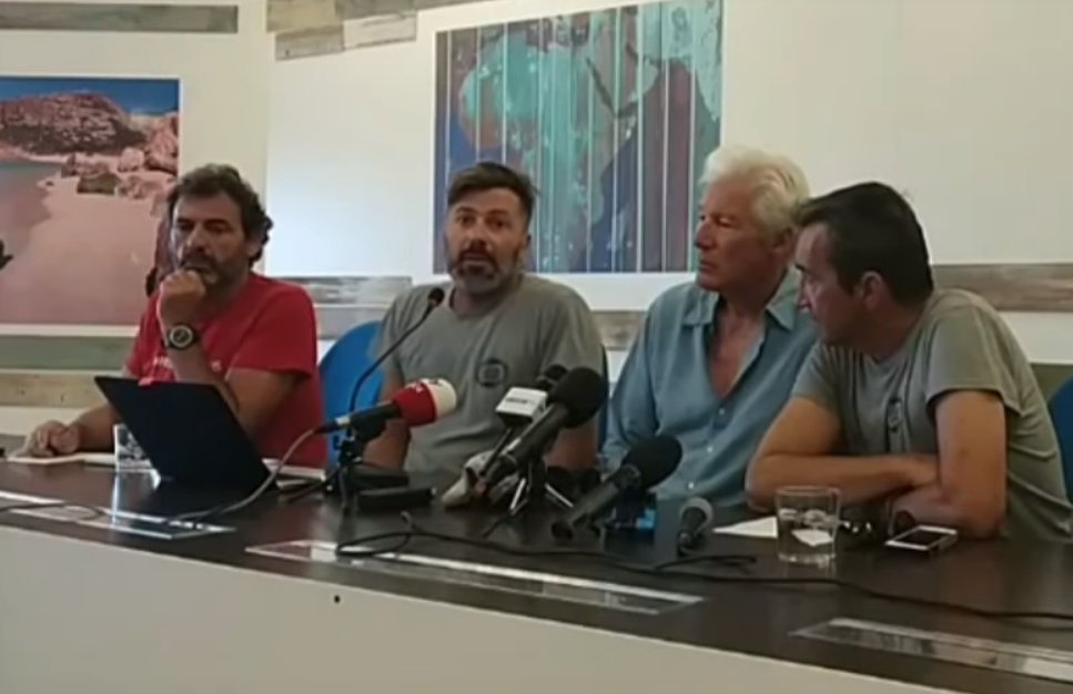 Òscar Camps en la rueda de prensa con el presidente de Open Arms Italia, Riccardo Gatti, el actor Richard Gere, y el fotógrafo y chef Gabriele Rubini..