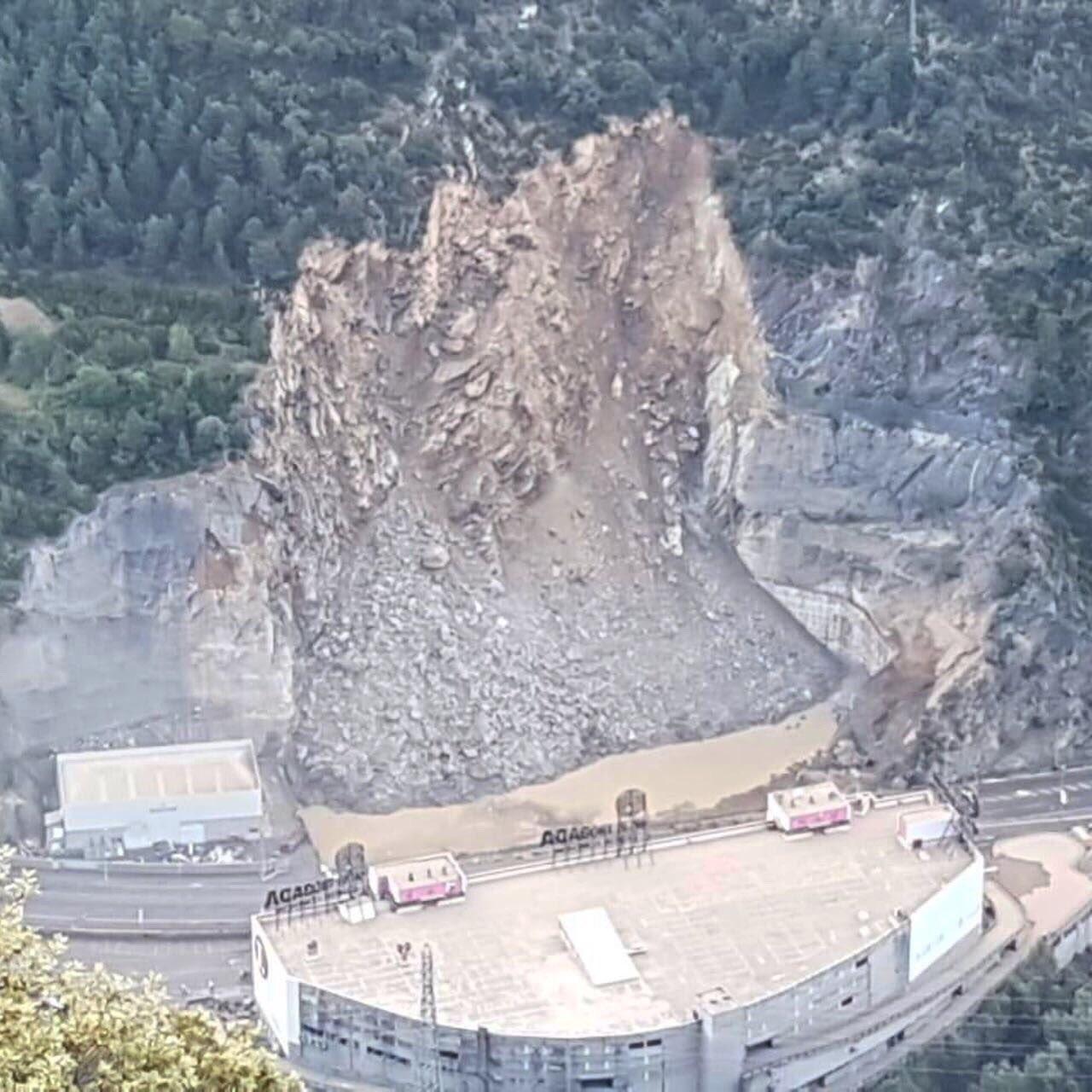 Avalancha que ha cortado la carretera general 1 en Andorra 