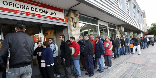 Ciudadanos hacen cola a las puertas de una Oficina de Empleo de Madrid
