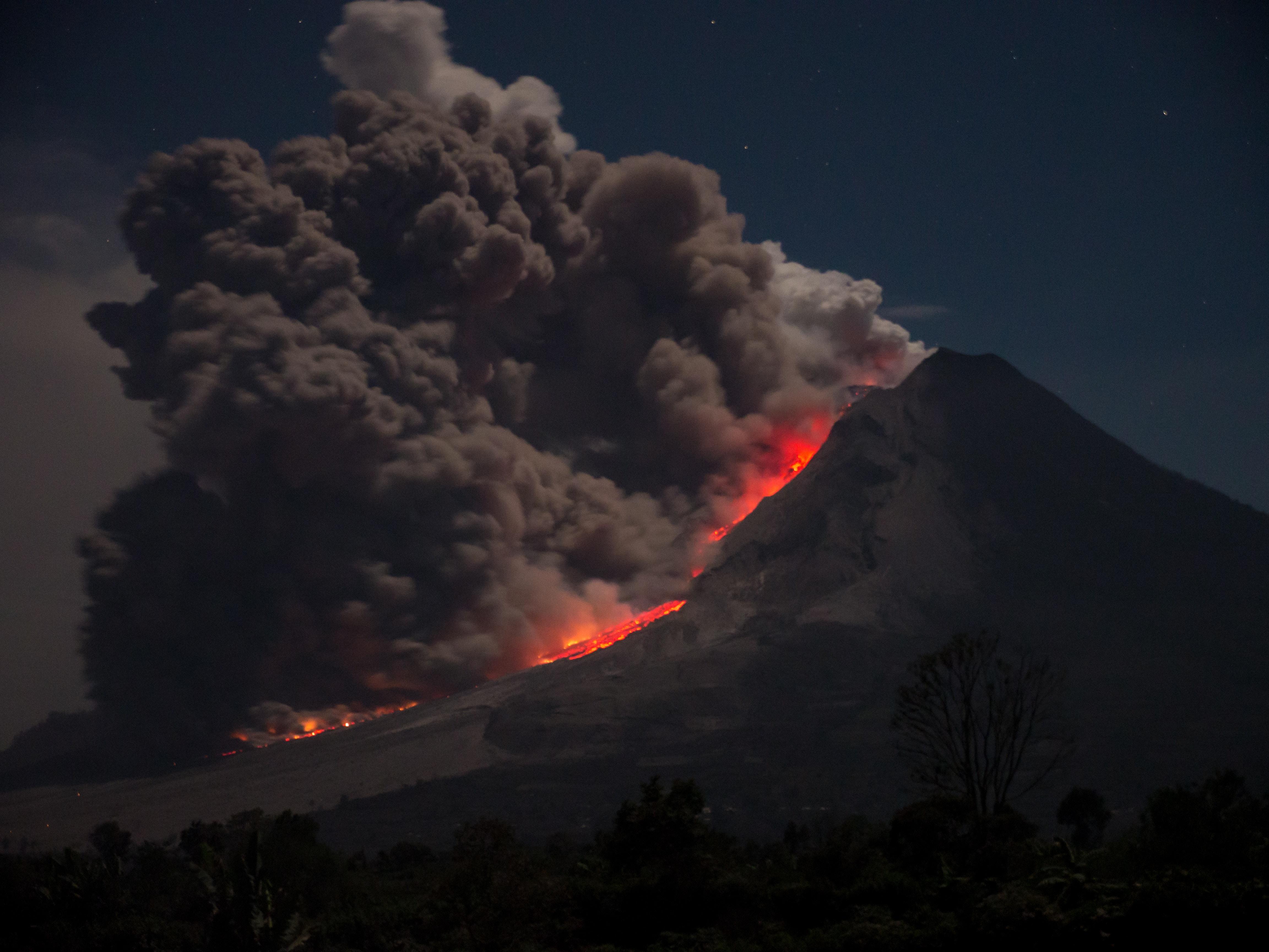 Erupción del monte Sinabung, en Sumatra. Foto: Marc Szeglat