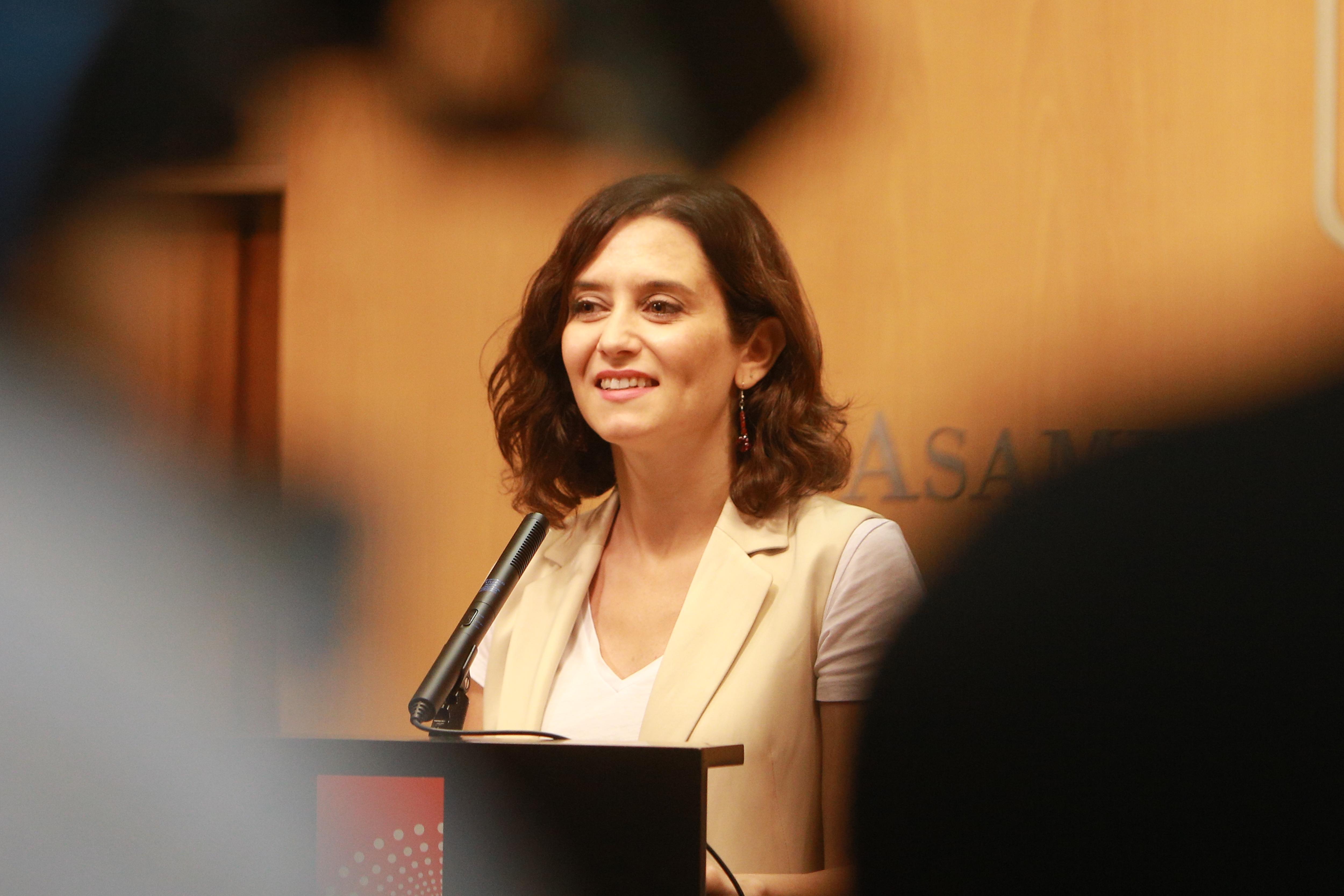 La candidata del PP a la Presidencia de la Comunidad de Madrid Isabel Díaz Ayuso ofrece declaraciones a los medios de comunicación tras la reunión con el presidente de la institución en la segun