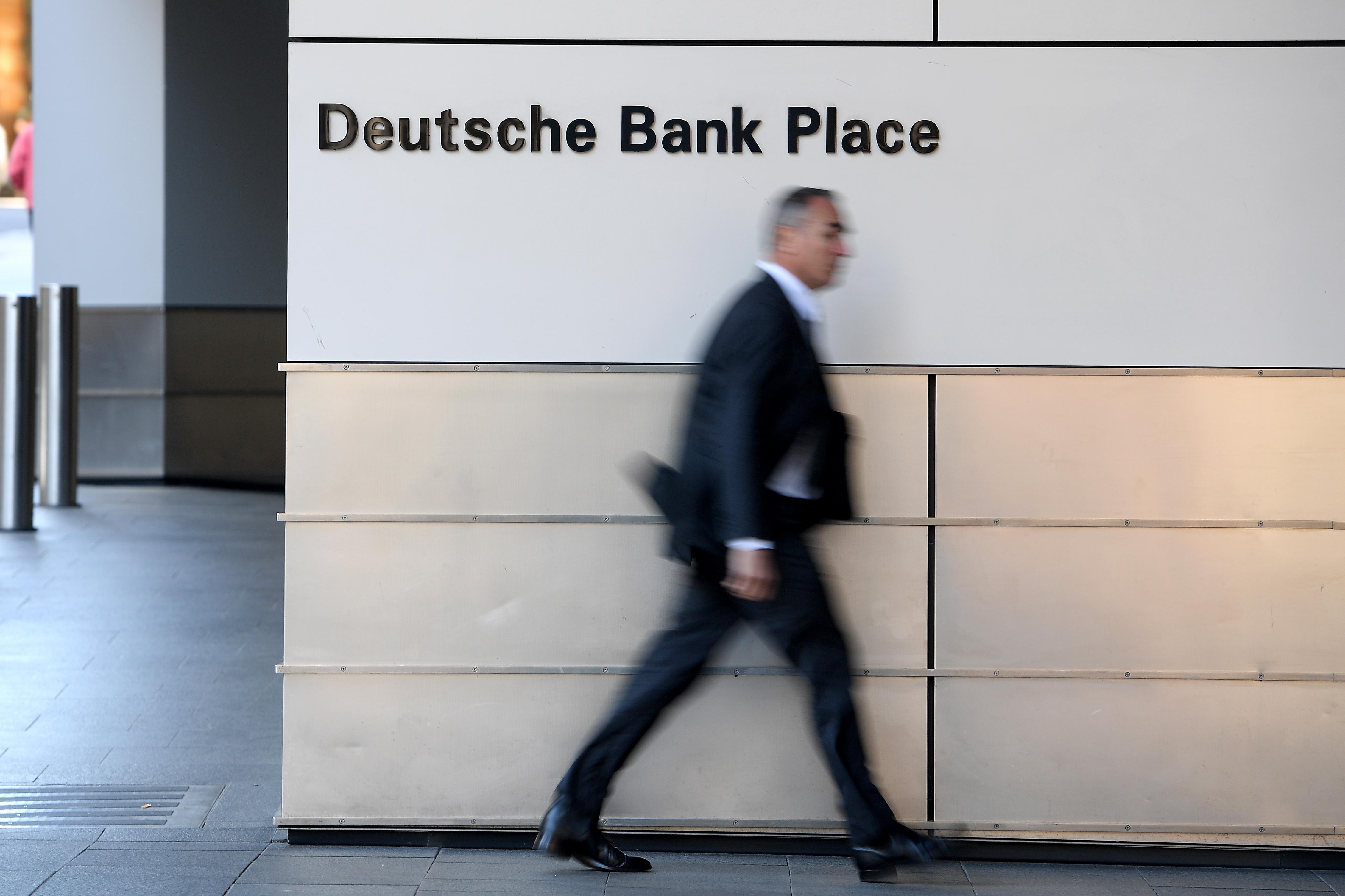 Un hombre entrando en un edificio del banco de inversión alemán Deutsche Bank. EP