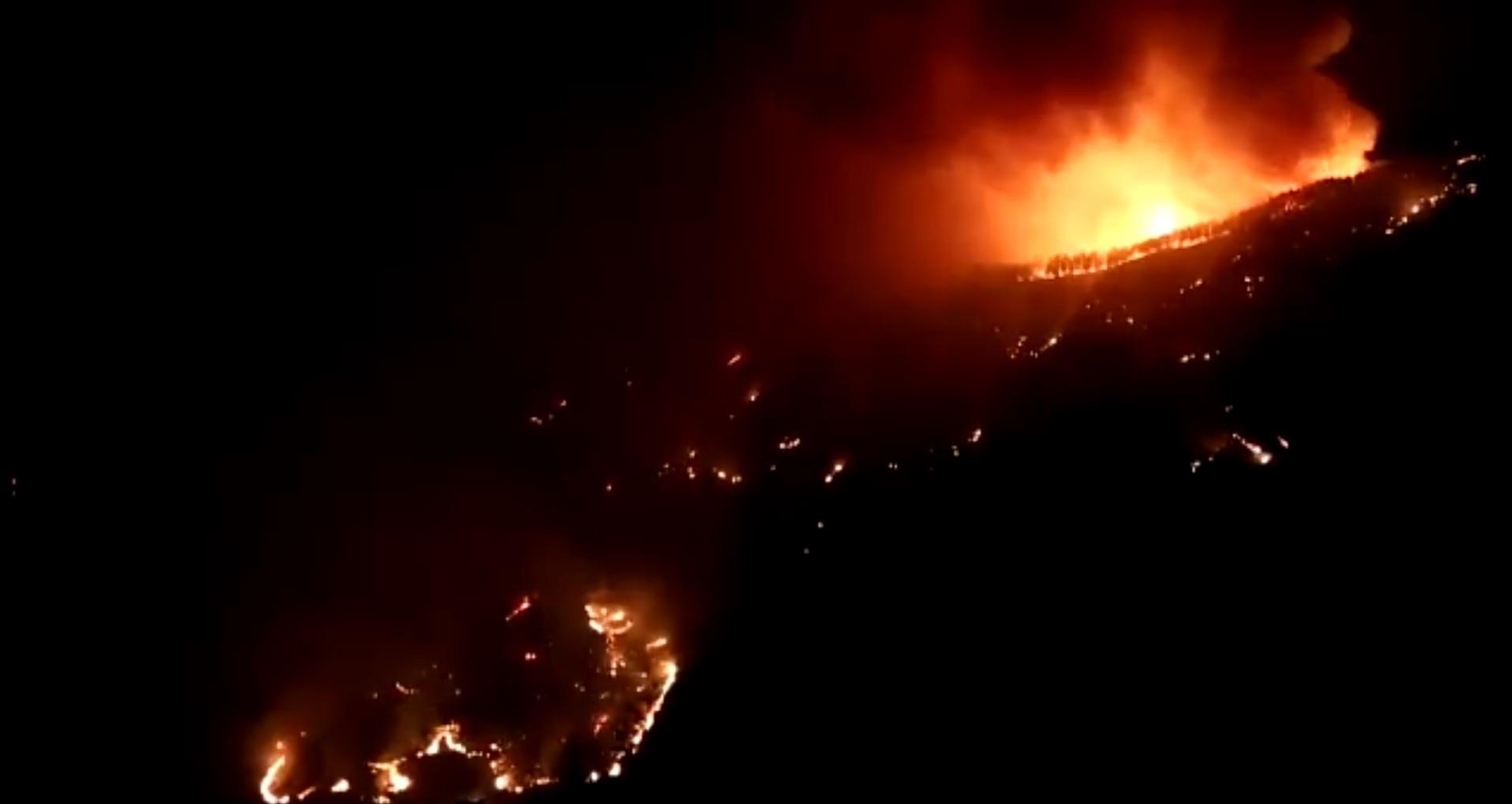 EuropaPress 2315609 Imagen nocturna del incendio de Artenara que sigue activo y sin control