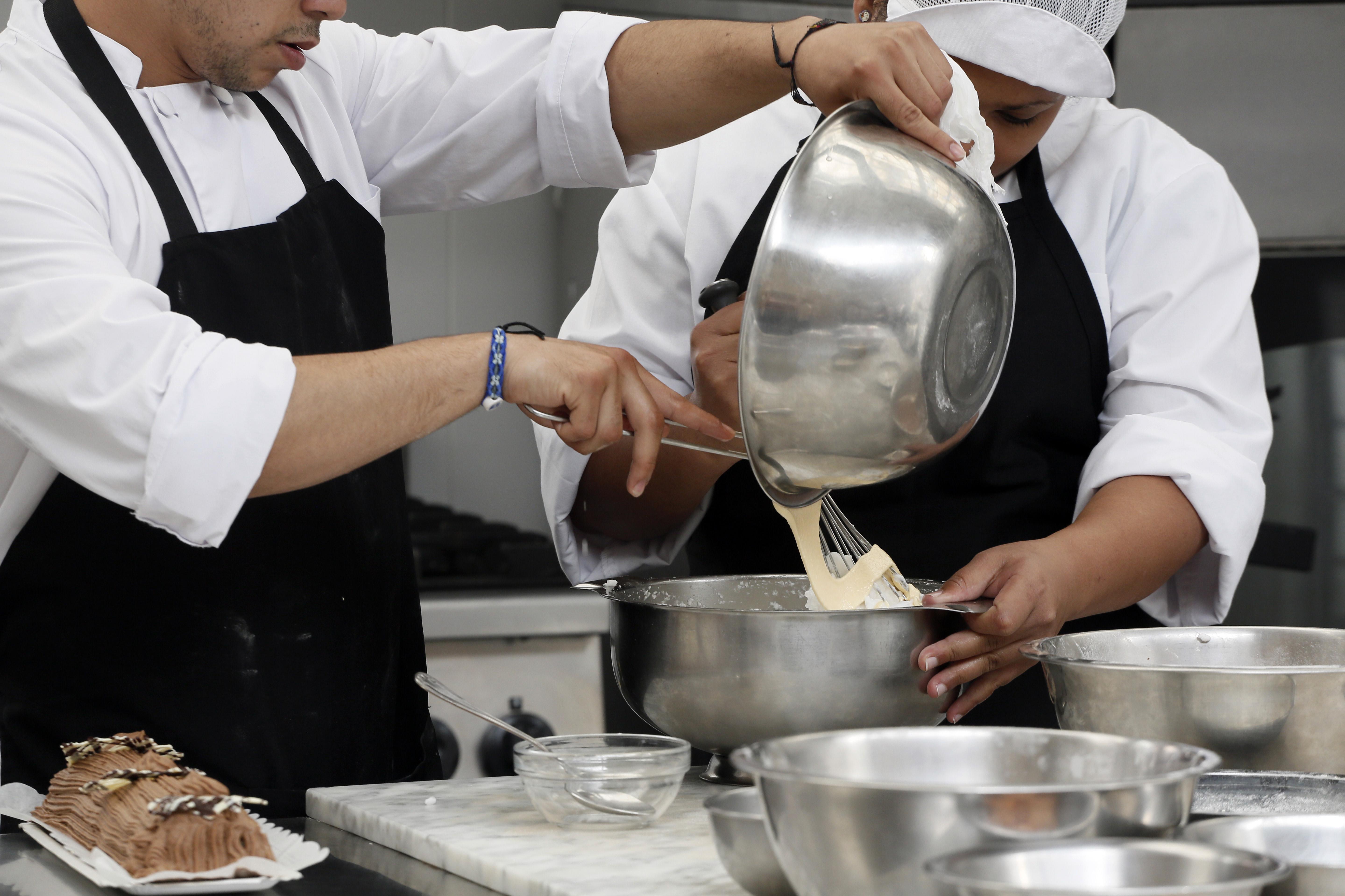 Participantes en una formación de cocina del programa Incorpora y Reincorpora de "la Caixa"